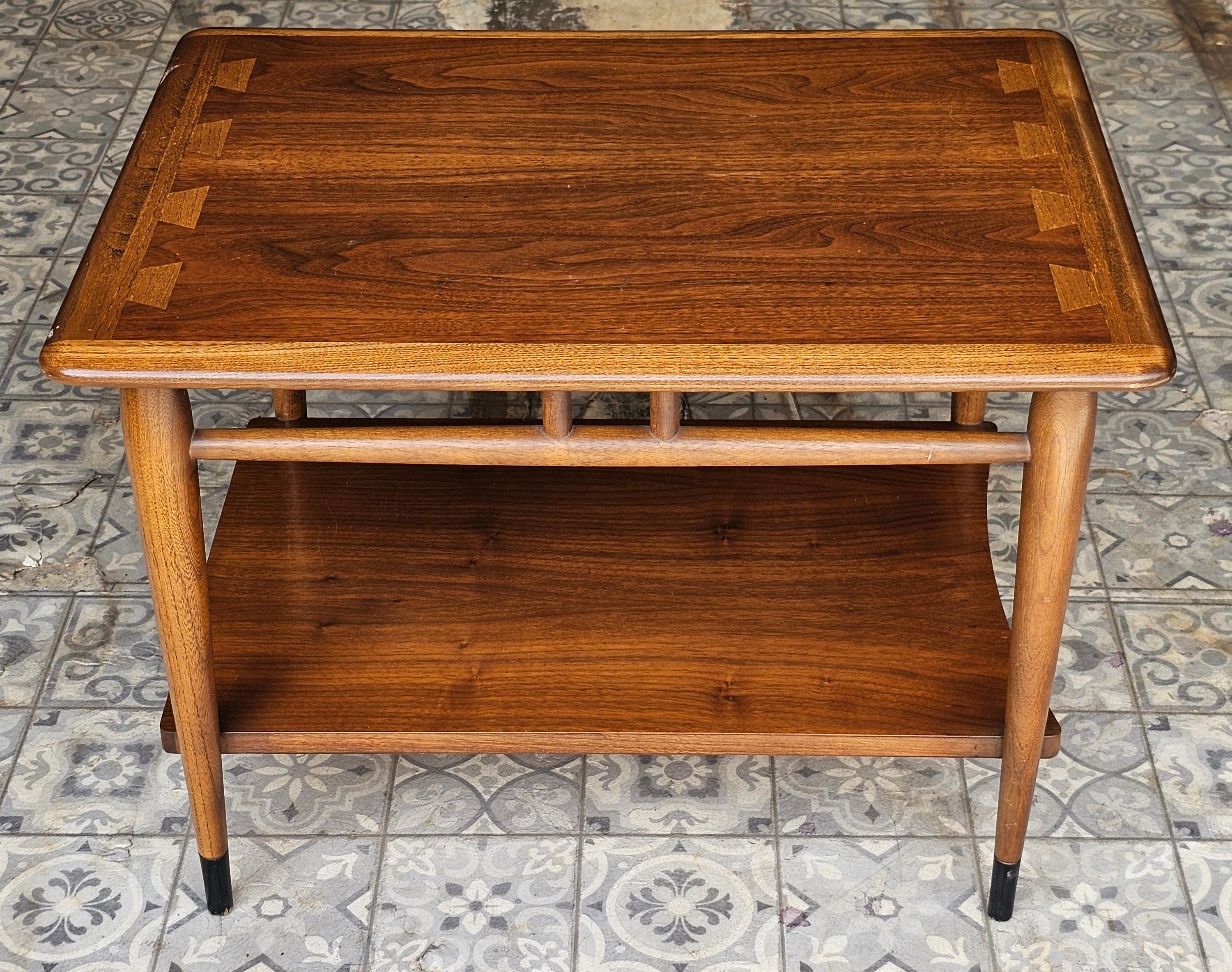 20ième siècle 1961 Lane Acclaim Table d'appoint en queue d'aronde en noyer en vente