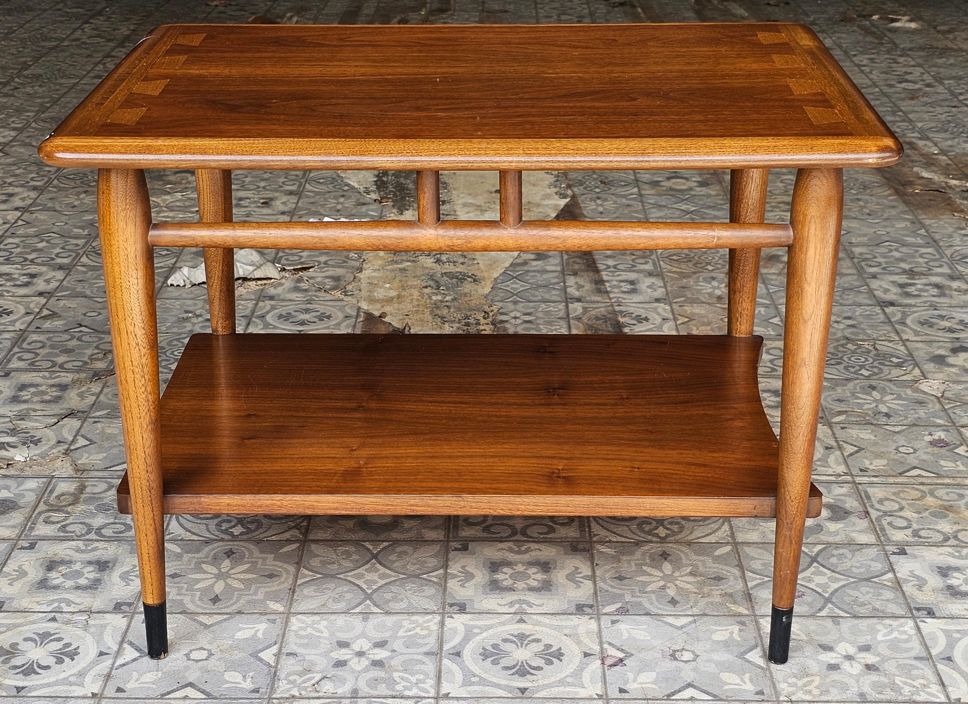Fruitiers 1961 Lane Acclaim Table d'appoint en queue d'aronde en noyer en vente