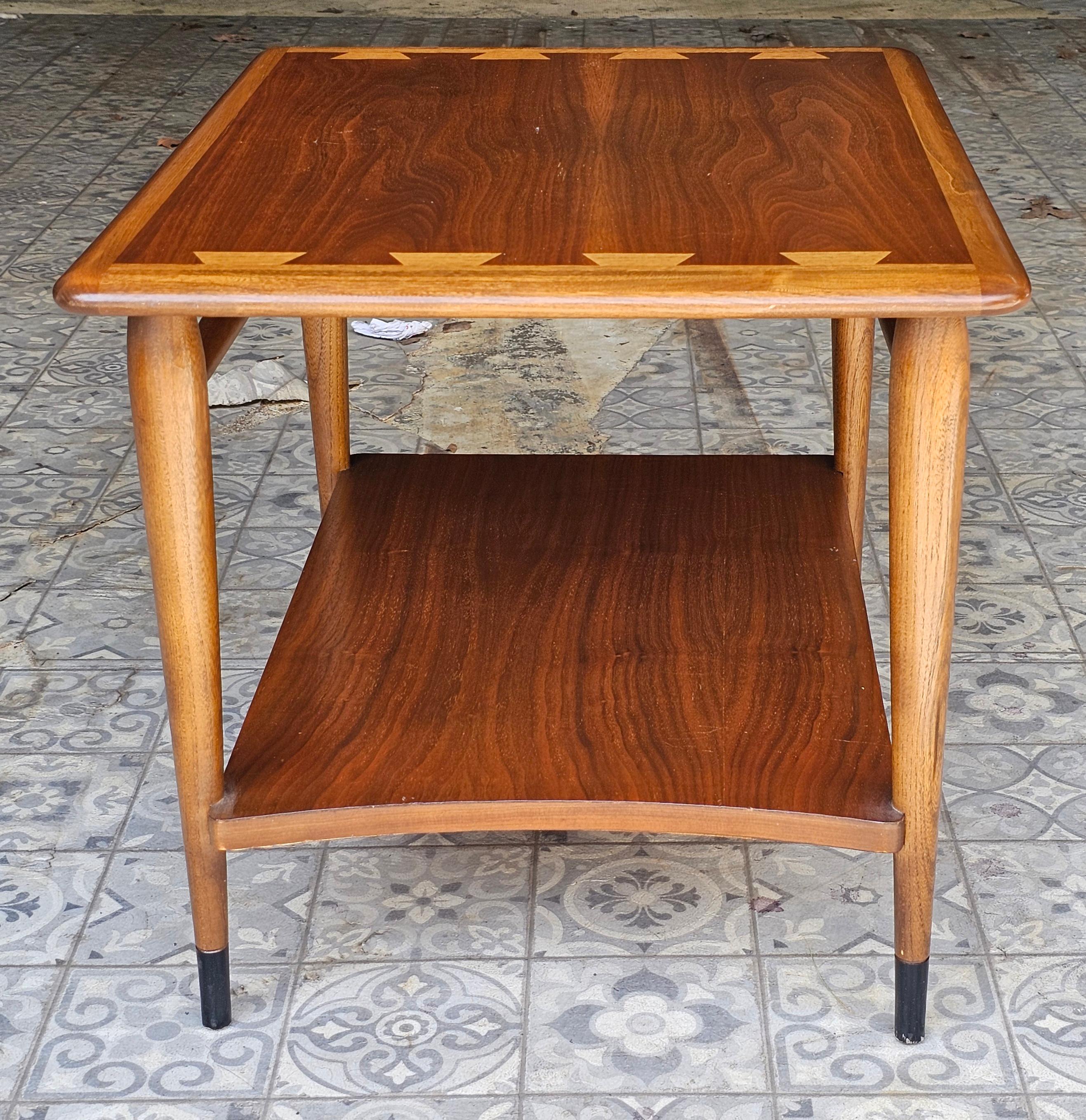 1961 Lane Acclaim Table d'appoint en queue d'aronde en noyer en vente 1