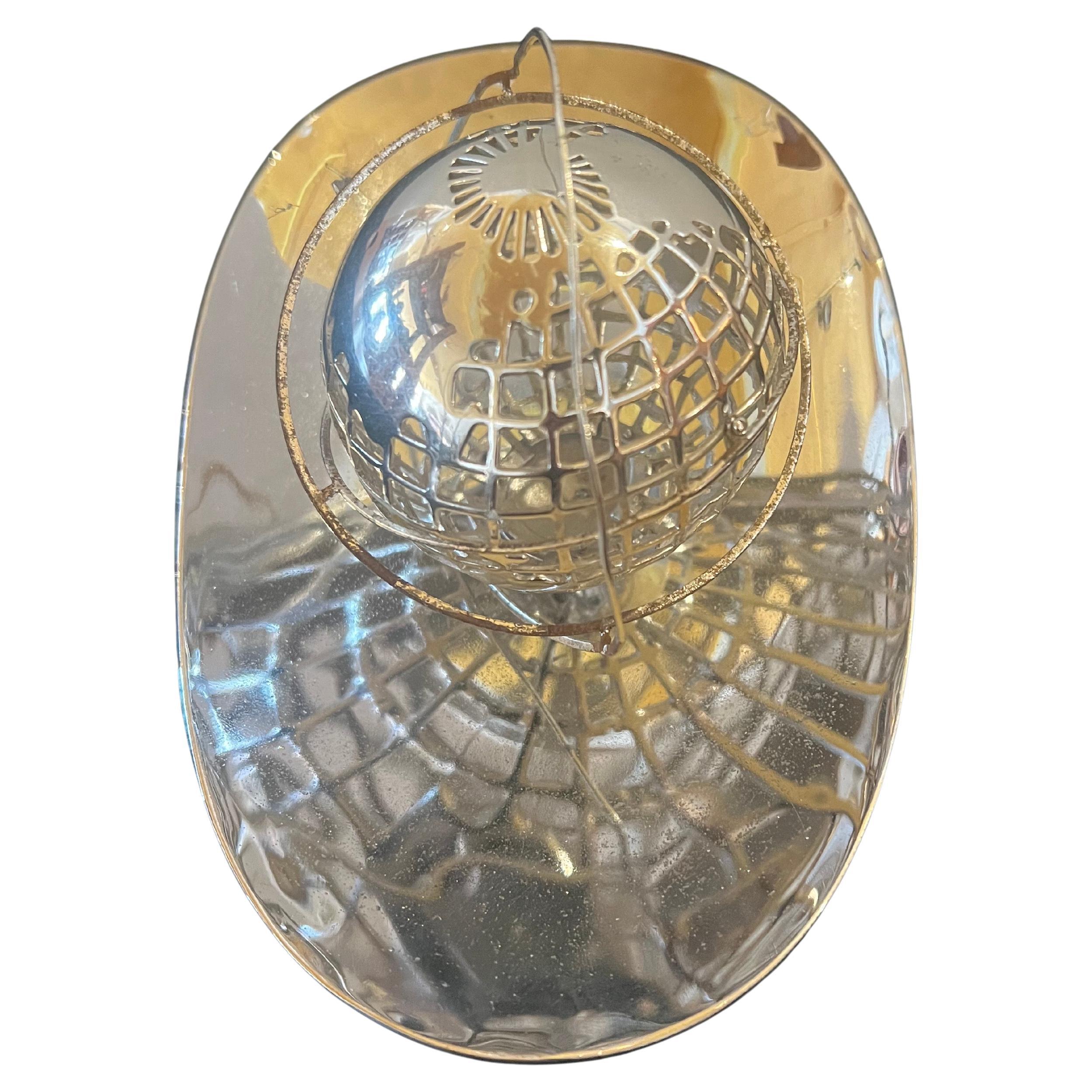 Découvrez un morceau d'histoire avec cette rare sculpture Art déco en métal, un souvenir captivant de l'exposition universelle de New York de 1961, qui met en scène l'emblématique Unisphere. Cette pièce remarquable incarne l'esprit d'innovation et