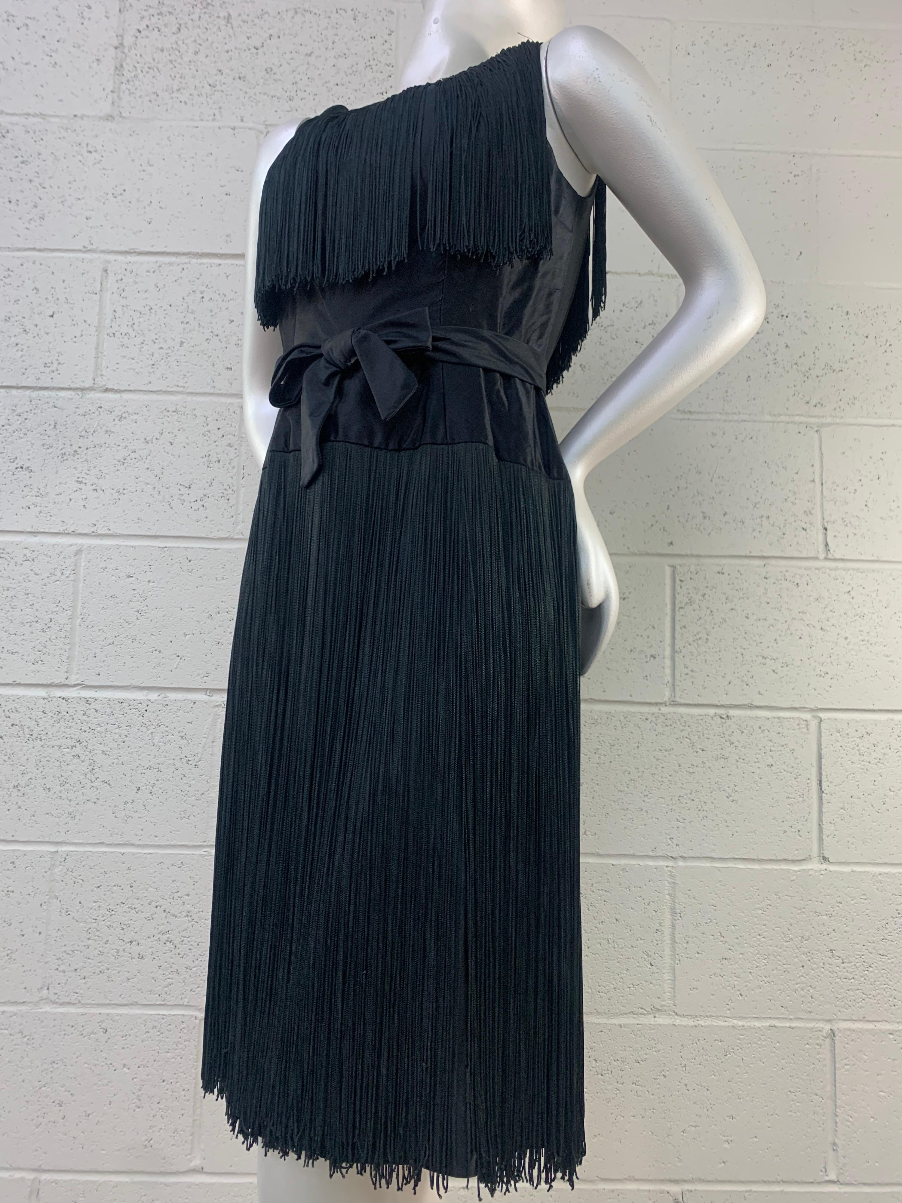 Noir Saks Fifth Avenue - Robe fourreau en satin de soie noir avec longue frange épaisse, 1961  en vente