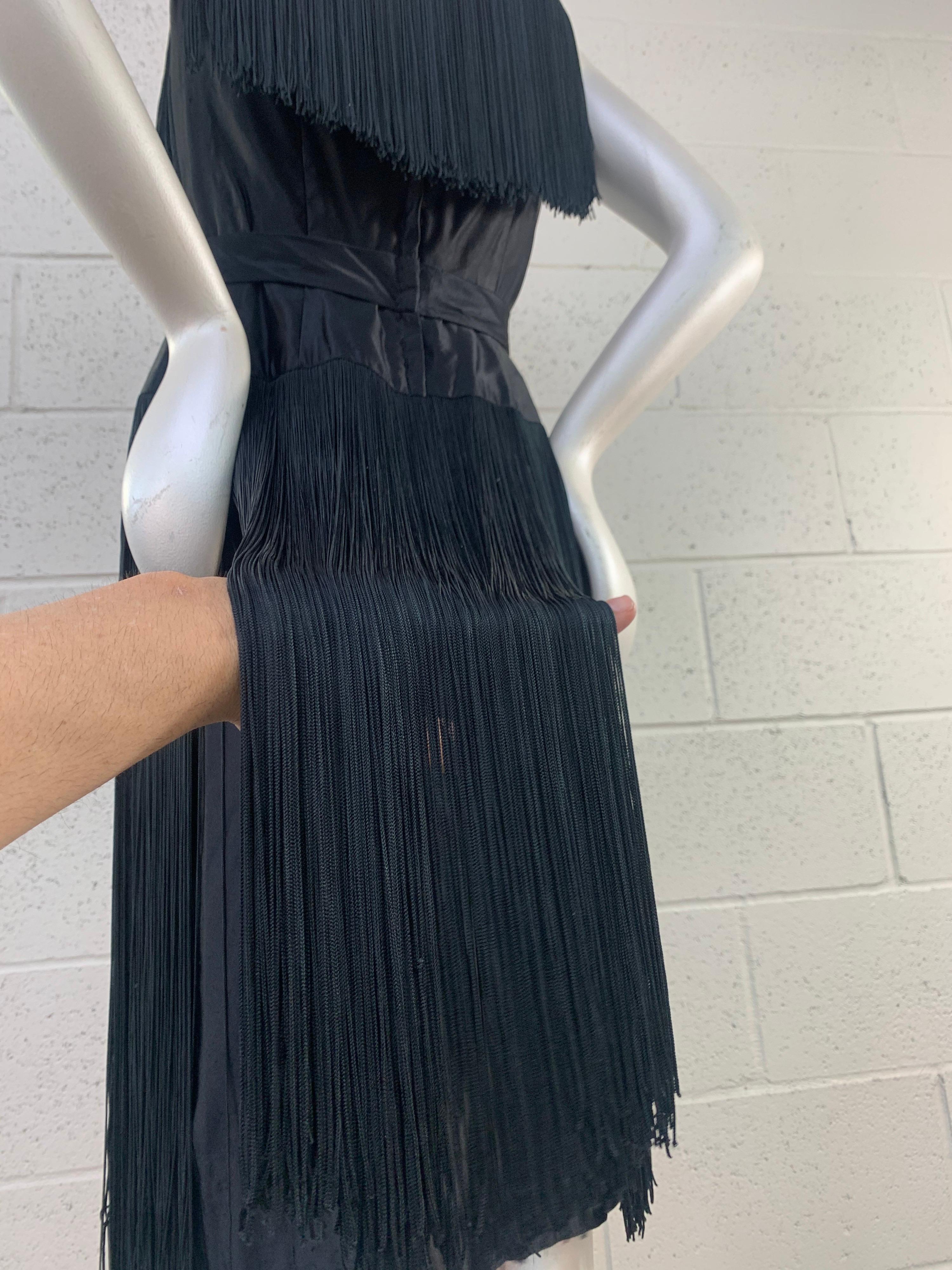 1961 Saks Fifth Avenue Vestido negro de seda satinada con flecos gruesos y largos en venta 3