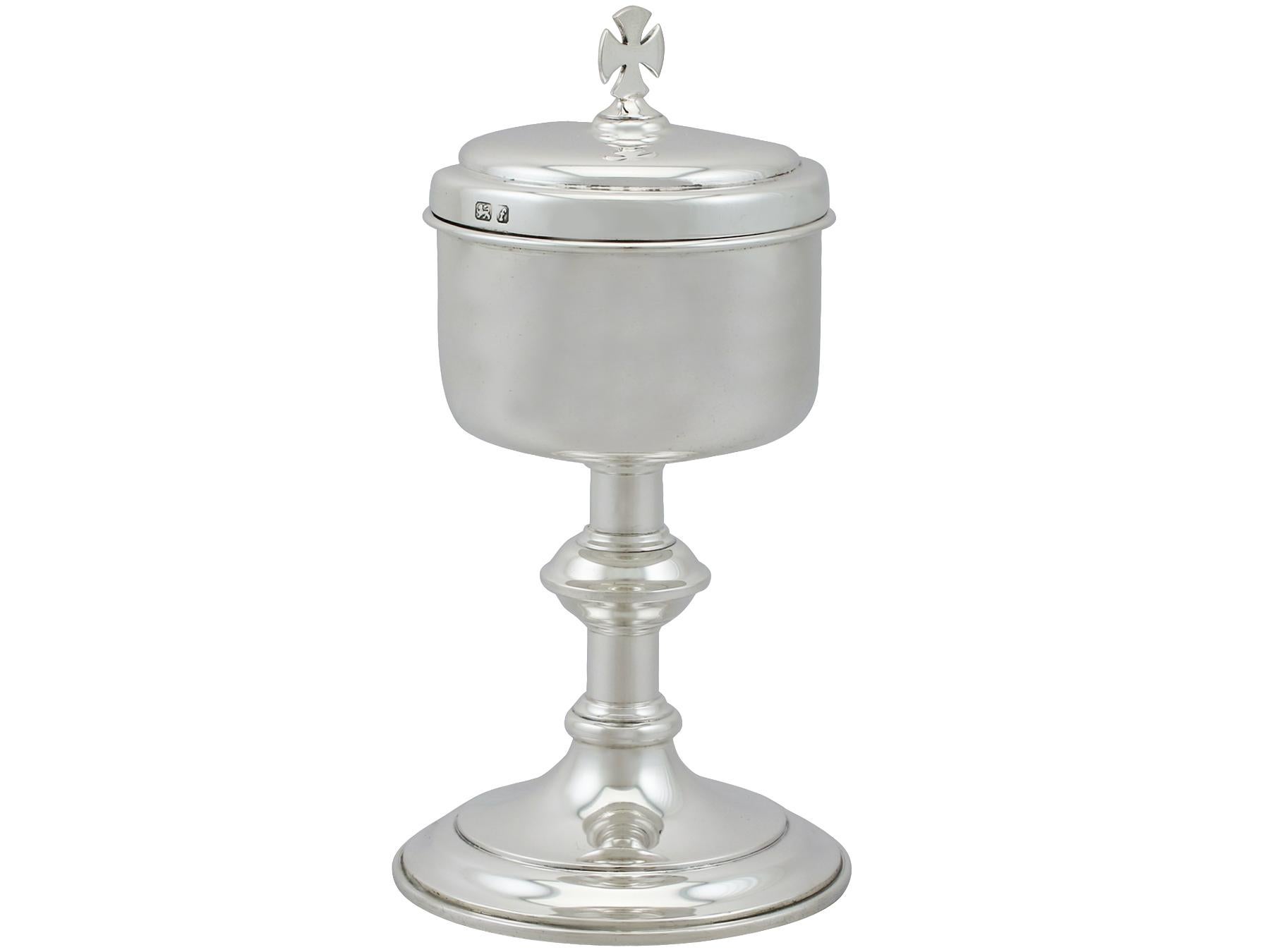 An exceptional, fine and impressive vintage Elizabeth II English sterling silver ecclesiastical ciborium; an addition to our religious silverware collection.

This exceptional vintage Elizabeth II sterling silver chalice / ciborium* has a circular