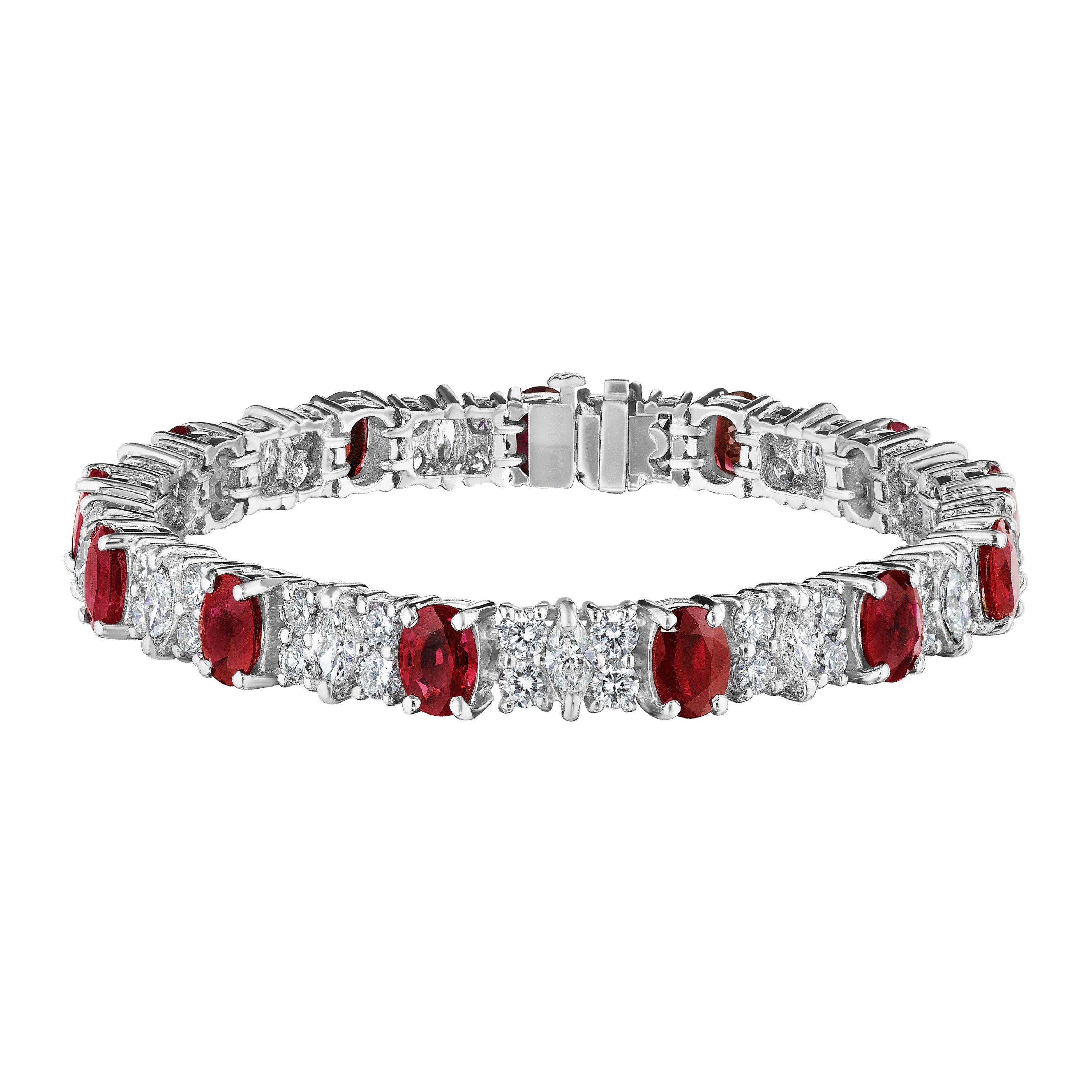 Armband aus 18KT Weißgold mit 19.61 Karat ovalem Rubin und Diamanten im Marquise-Schliff im Angebot