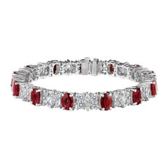 Armband aus 18KT Weißgold mit 19.61 Karat ovalem Rubin und Diamanten im Marquise-Schliff