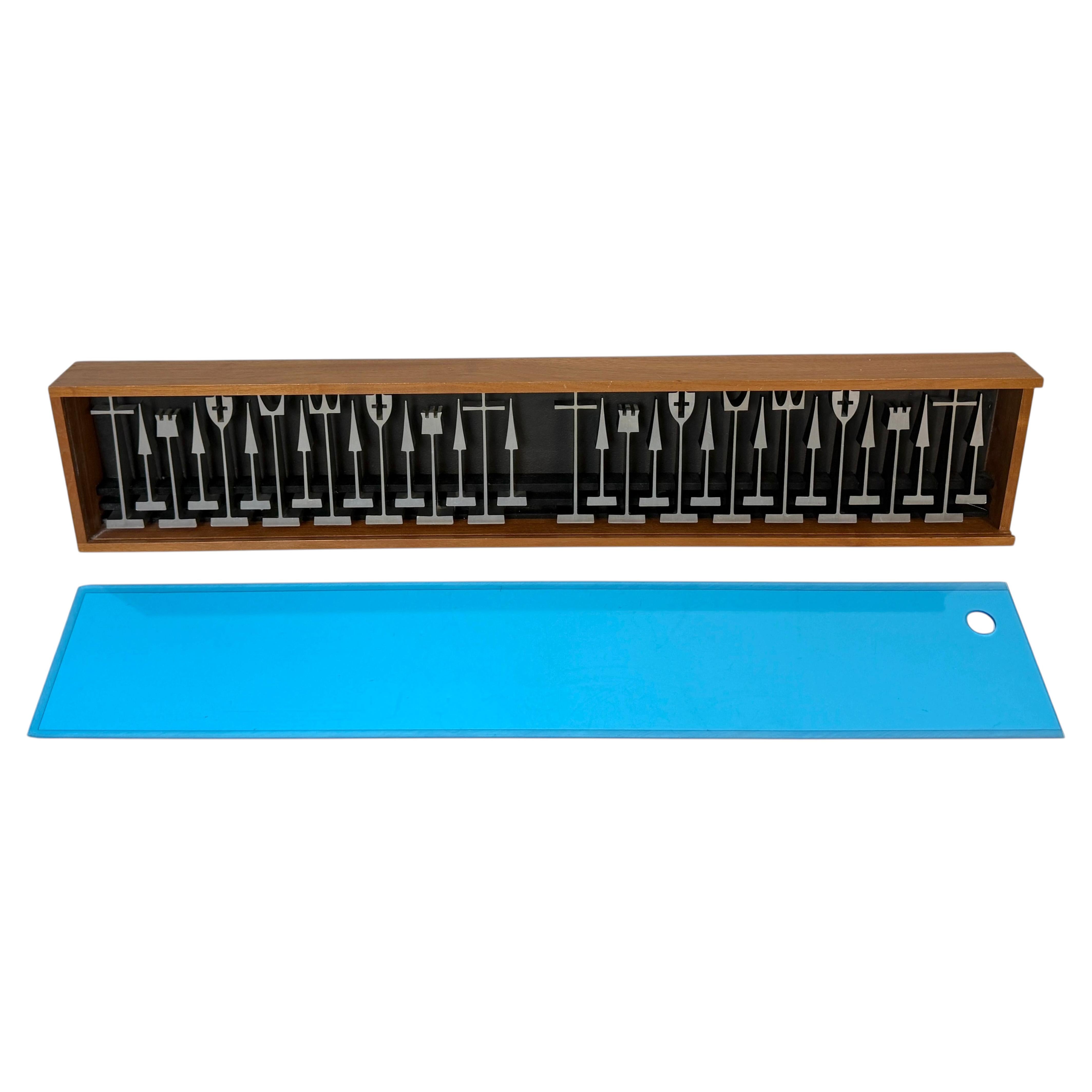 1962 ALCOA Aluminum Chess Set by Austin E. Cox in Wall-Mounted Case (Jeu d'échecs en aluminium ALCOA par Austin E. Cox dans un coffret mural) en vente