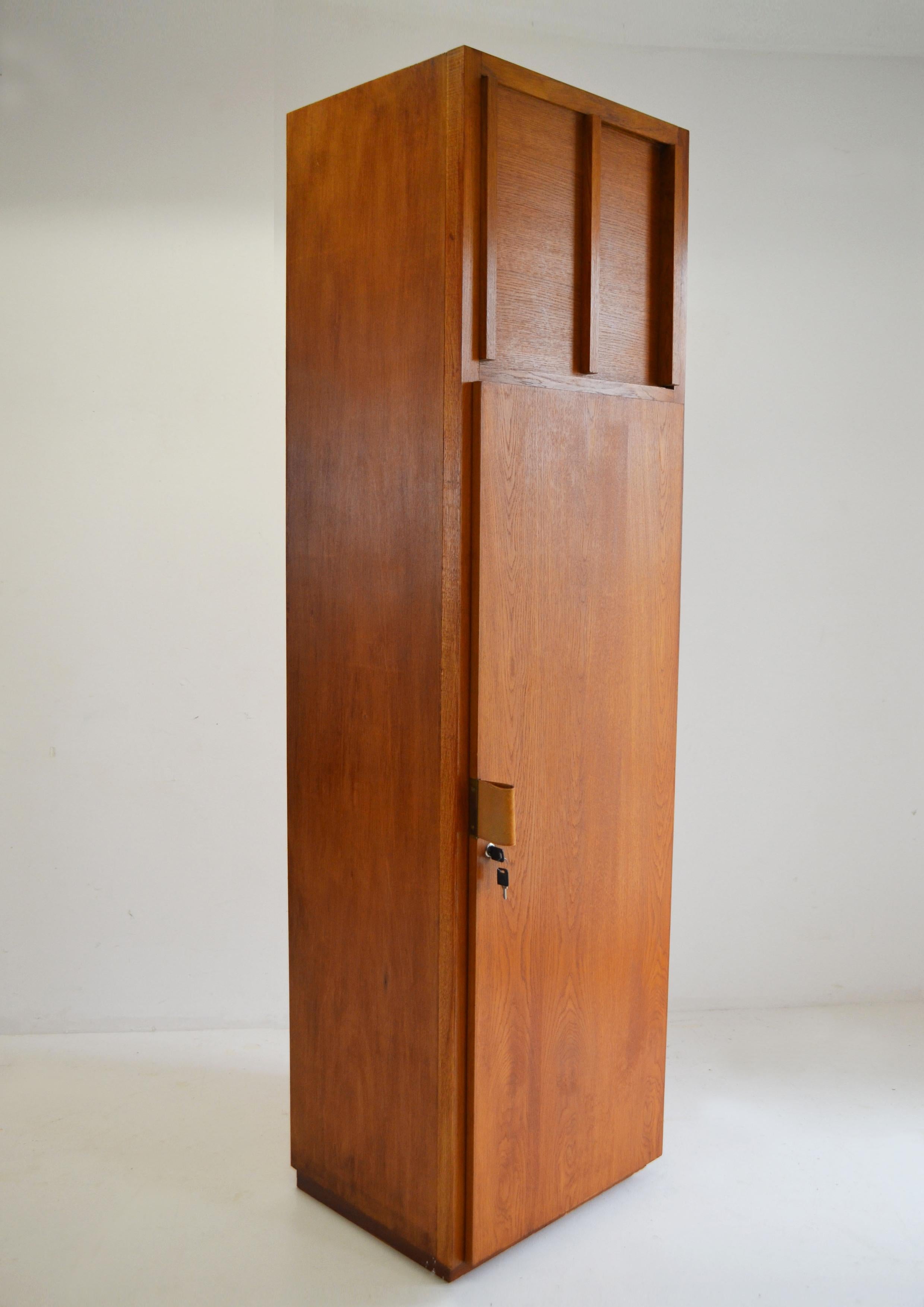 rare armoire crée par André Wogenscky et son épouse Marta Pan. (Voir site web de la fondation) 
André Wogenscky et un fidèle collaborateur de Le Corbusier, reconnu pour son oeuvre internationale. 
Elle provient du centre administratif EDF