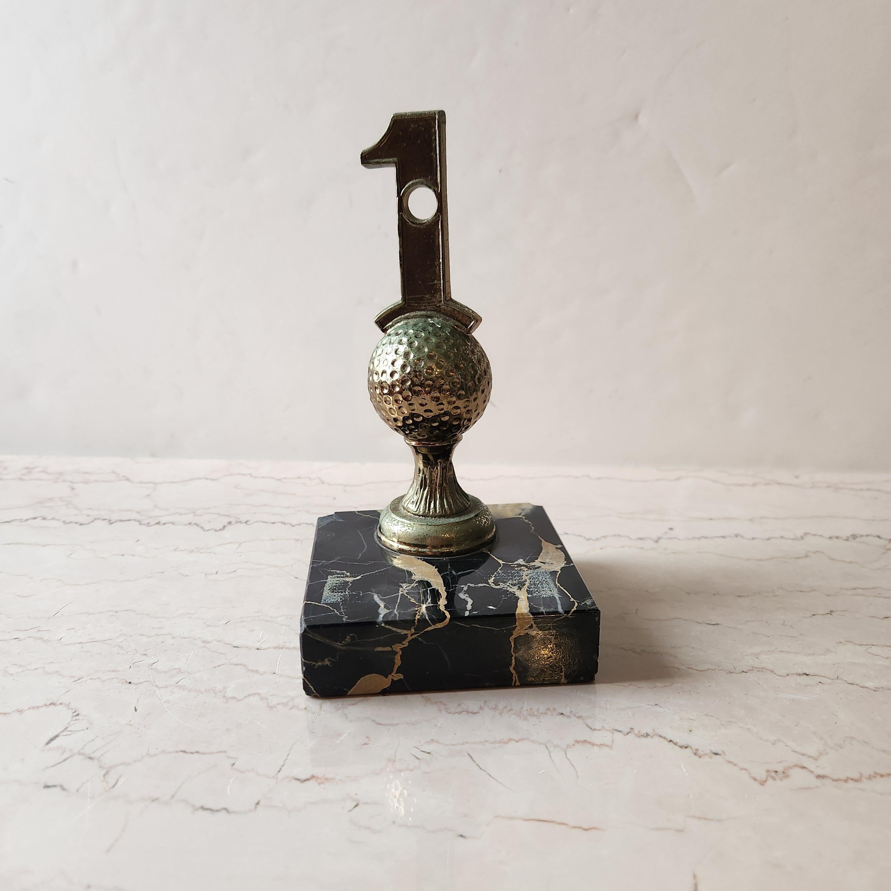 Mid-Century moderno 1962 Trofeo Hole in One di golf con fermalibri in marmo nero in vendita