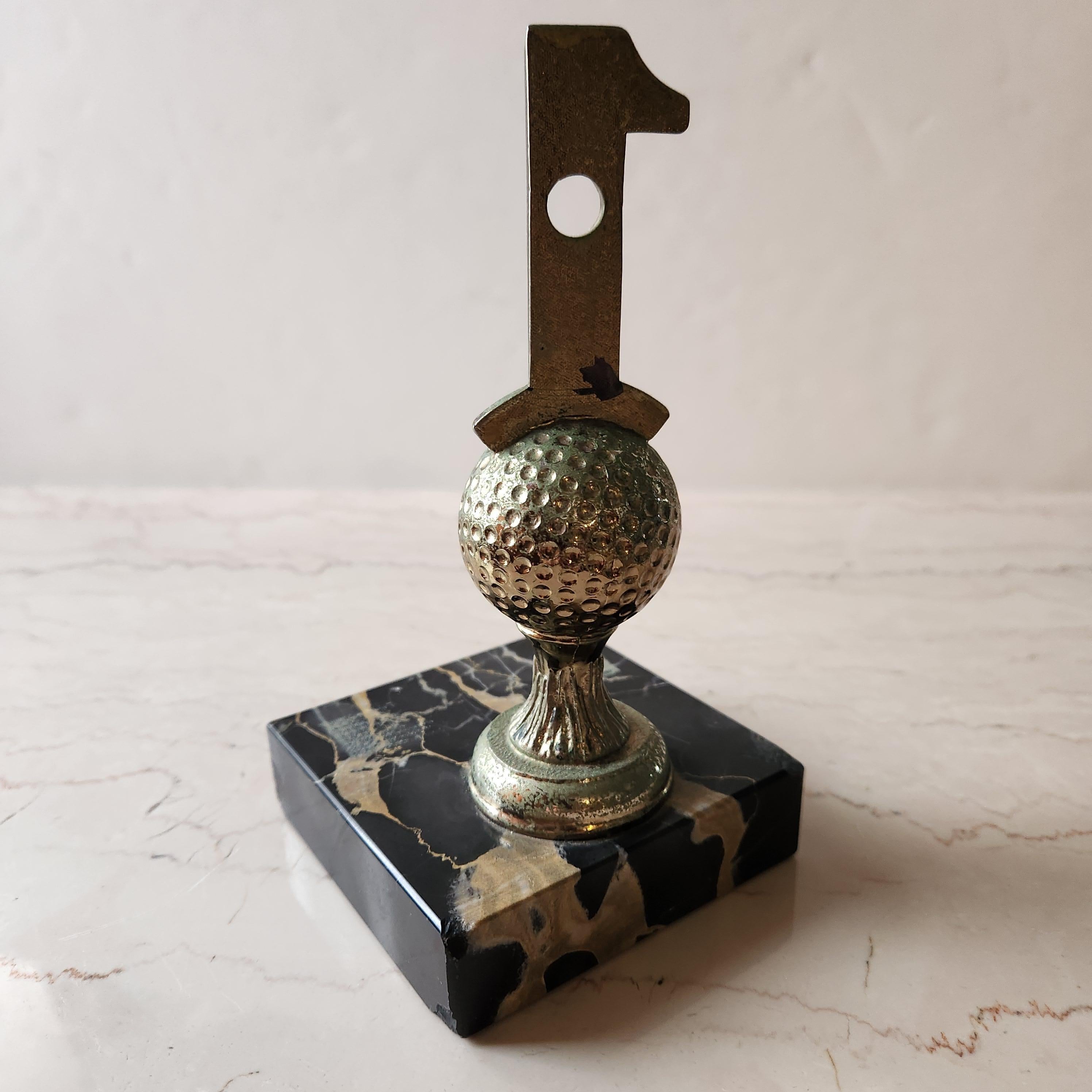 Metallo 1962 Trofeo Hole in One di golf con fermalibri in marmo nero in vendita