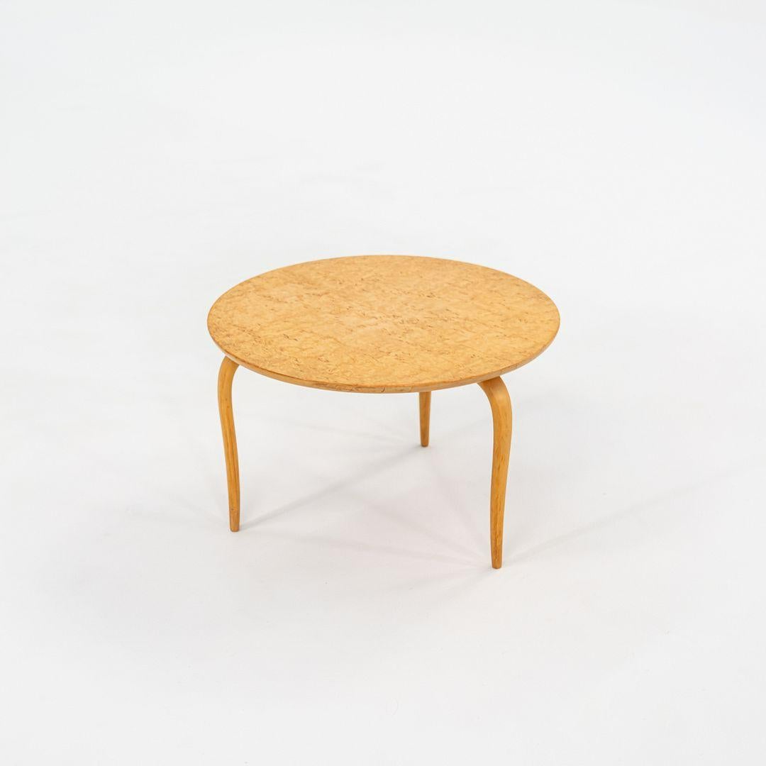 Il s'agit d'une table d'appoint Annika, initialement conçue par Bruno Mathsson pour Firma Karl Mathsson en 1936. Cette pièce date de 1962 et a été produite en Suède. Le design se caractérise par de gracieux pieds en bouleau courbé et un plateau rond