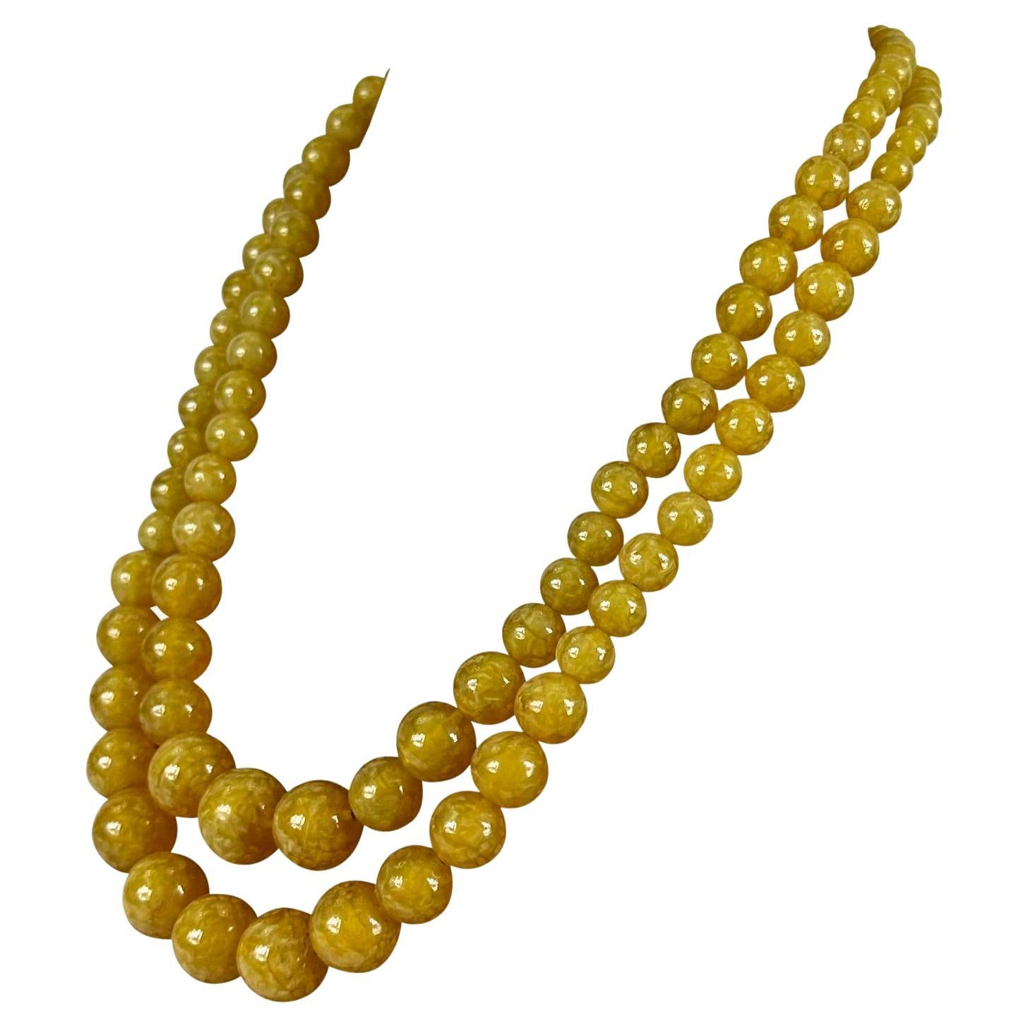 1962 Christian Dior signiert Honey abgestufte Perle Harz Doppel Halskette im Angebot 1