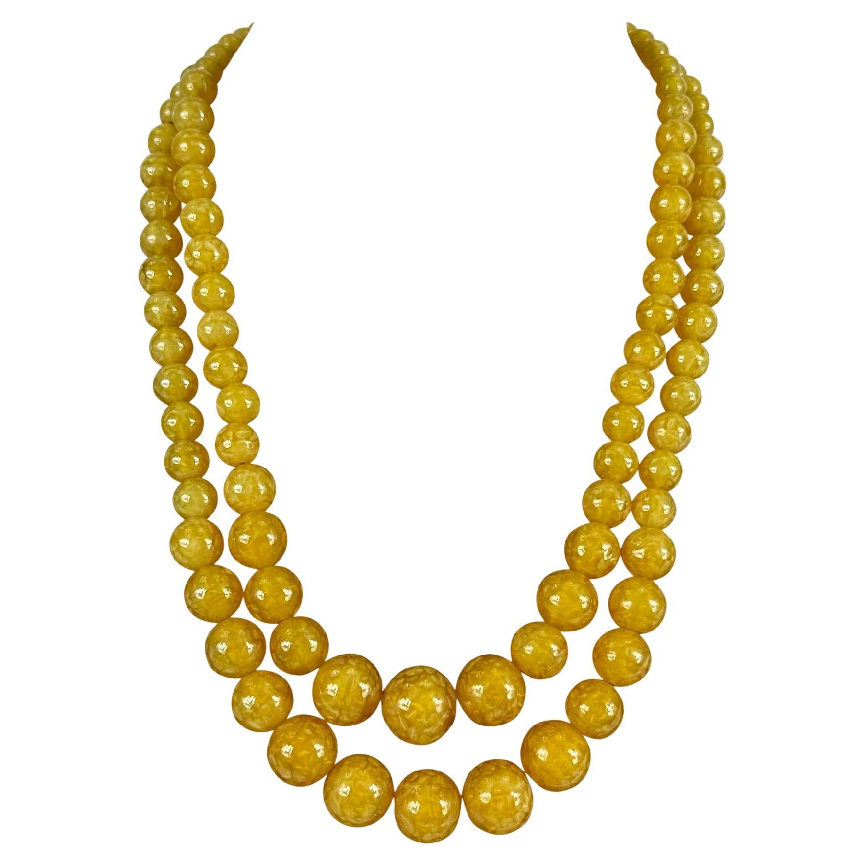 1962 Christian Dior Signé Honey Collier double en résine avec perles graduées