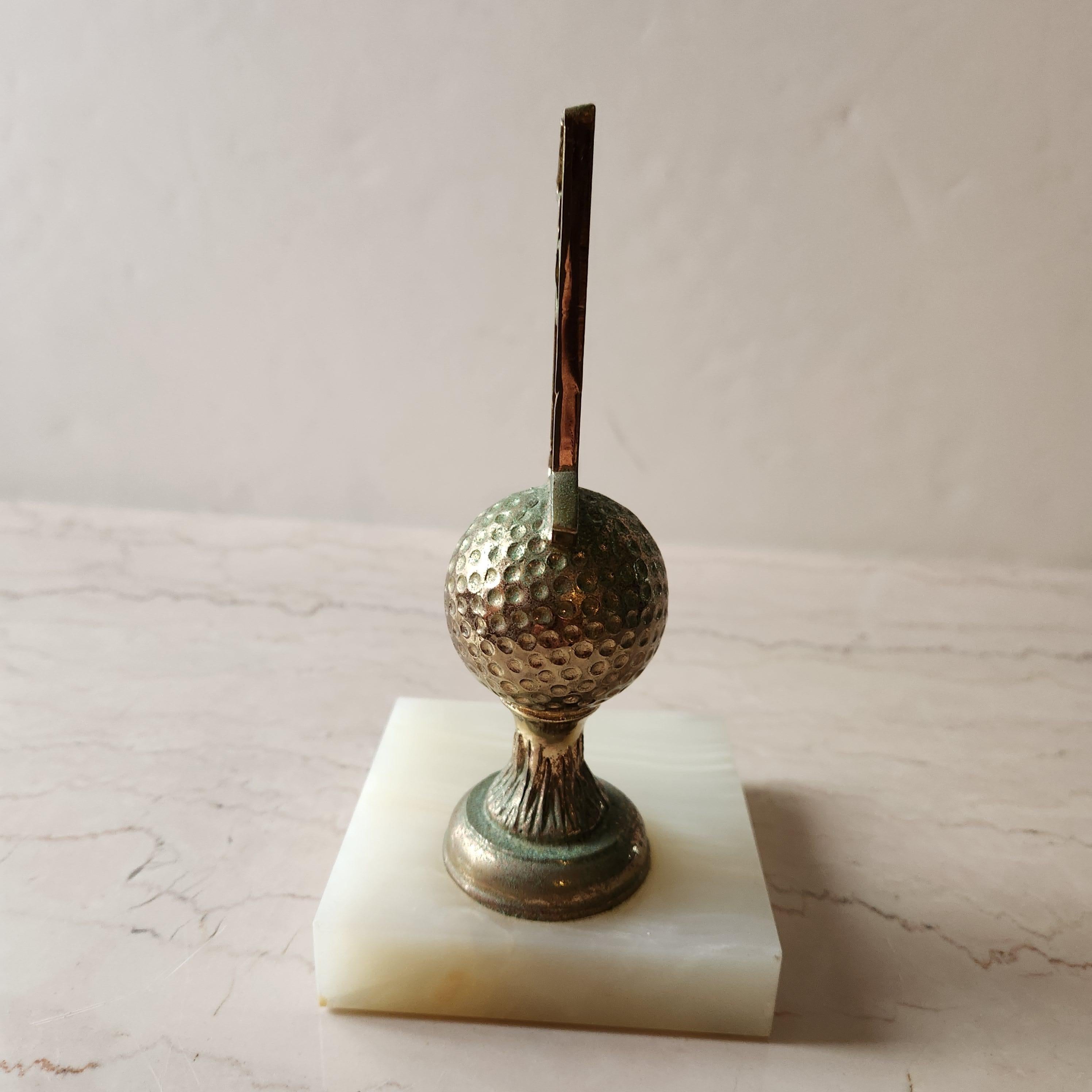 Fermalibri Trofeo Hole in One Golf 1962 in oro su base in pietra d'alabastro
3,5 x 3,5 x 6,5 di altezza
Condizioni vintage originali e non restaurate
Fai riferimento alle immagini elencate