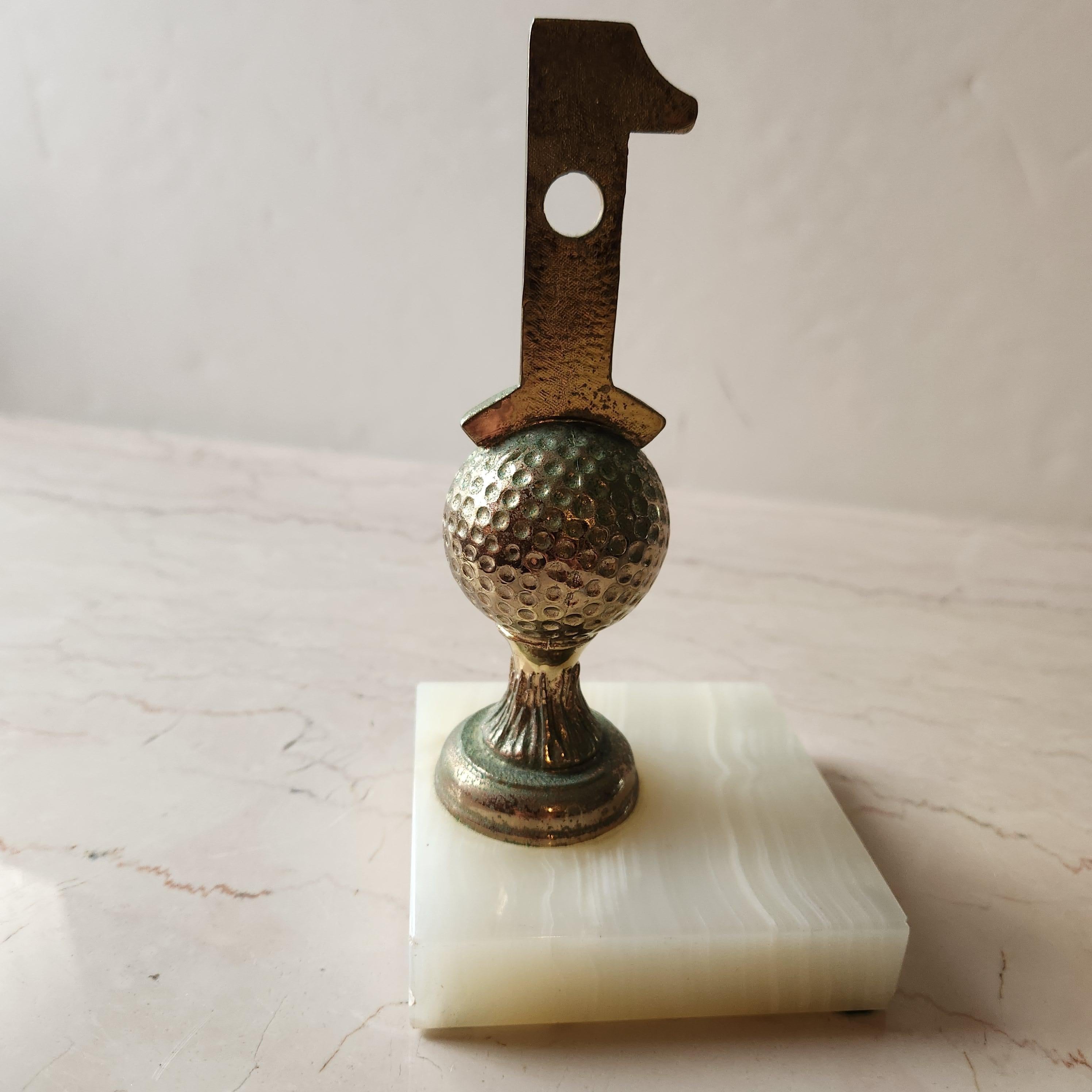Mid-Century moderno 1962 Fermalibro da golf Hole in One Trophy Base in pietra d'alabastro in vendita