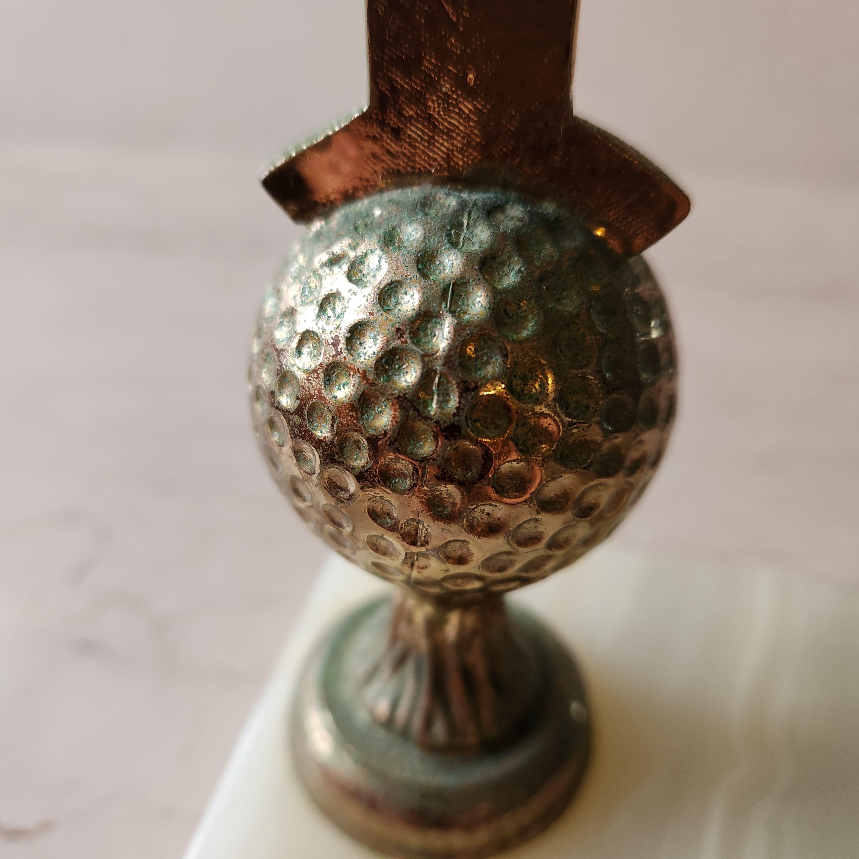 Metà XX secolo 1962 Fermalibro da golf Hole in One Trophy Base in pietra d'alabastro in vendita