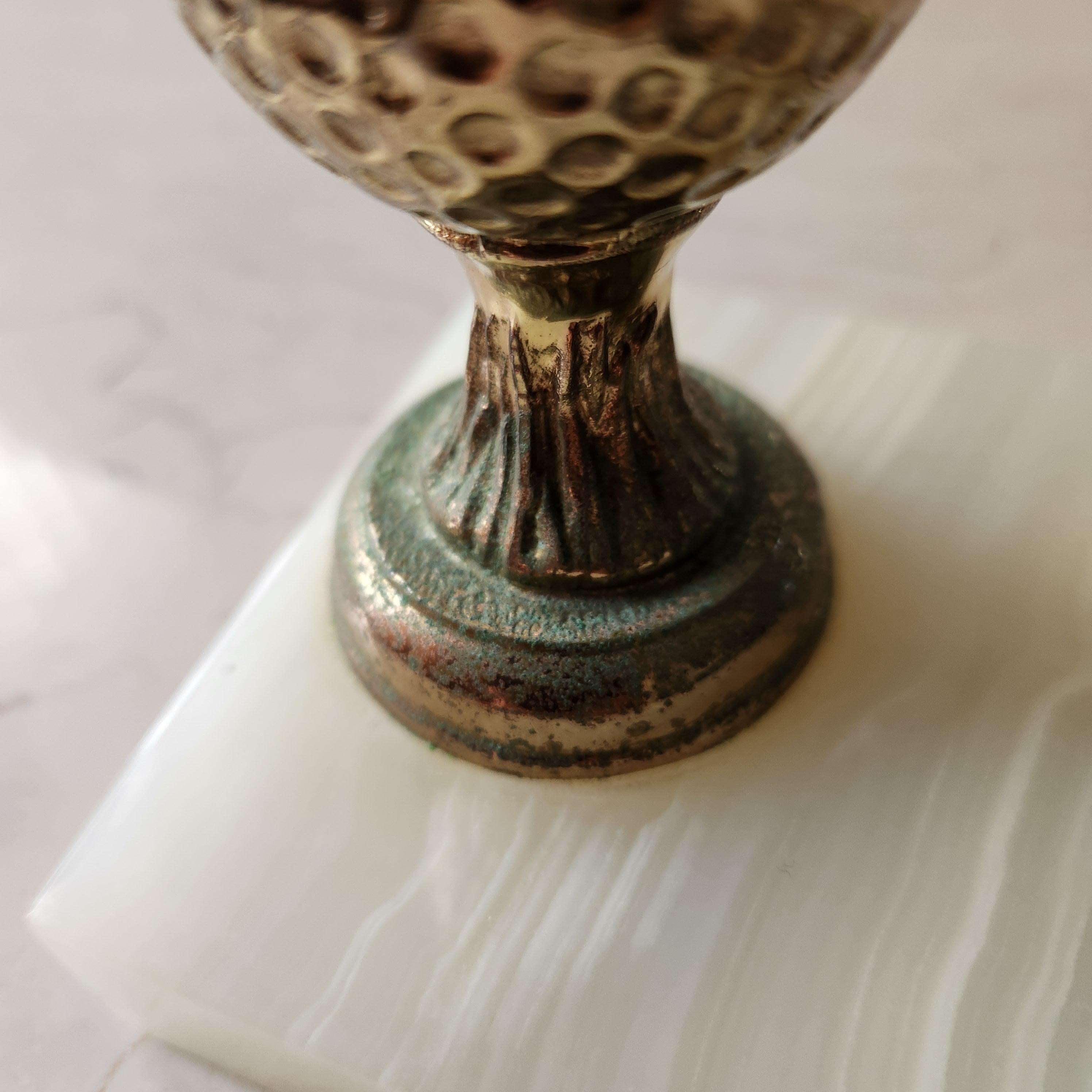 Metallo 1962 Fermalibro da golf Hole in One Trophy Base in pietra d'alabastro in vendita