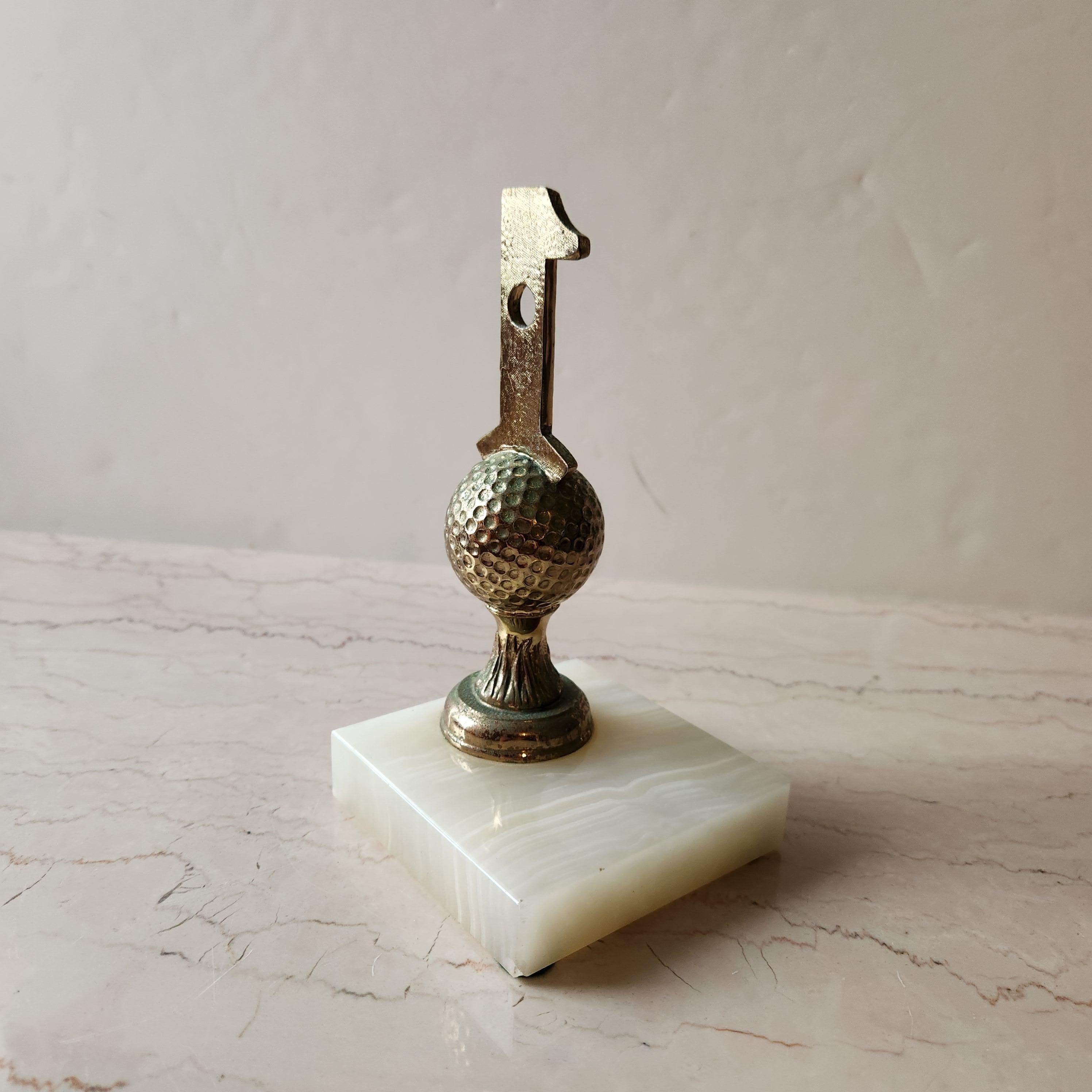 1962 Fermalibro da golf Hole in One Trophy Base in pietra d'alabastro in vendita 1
