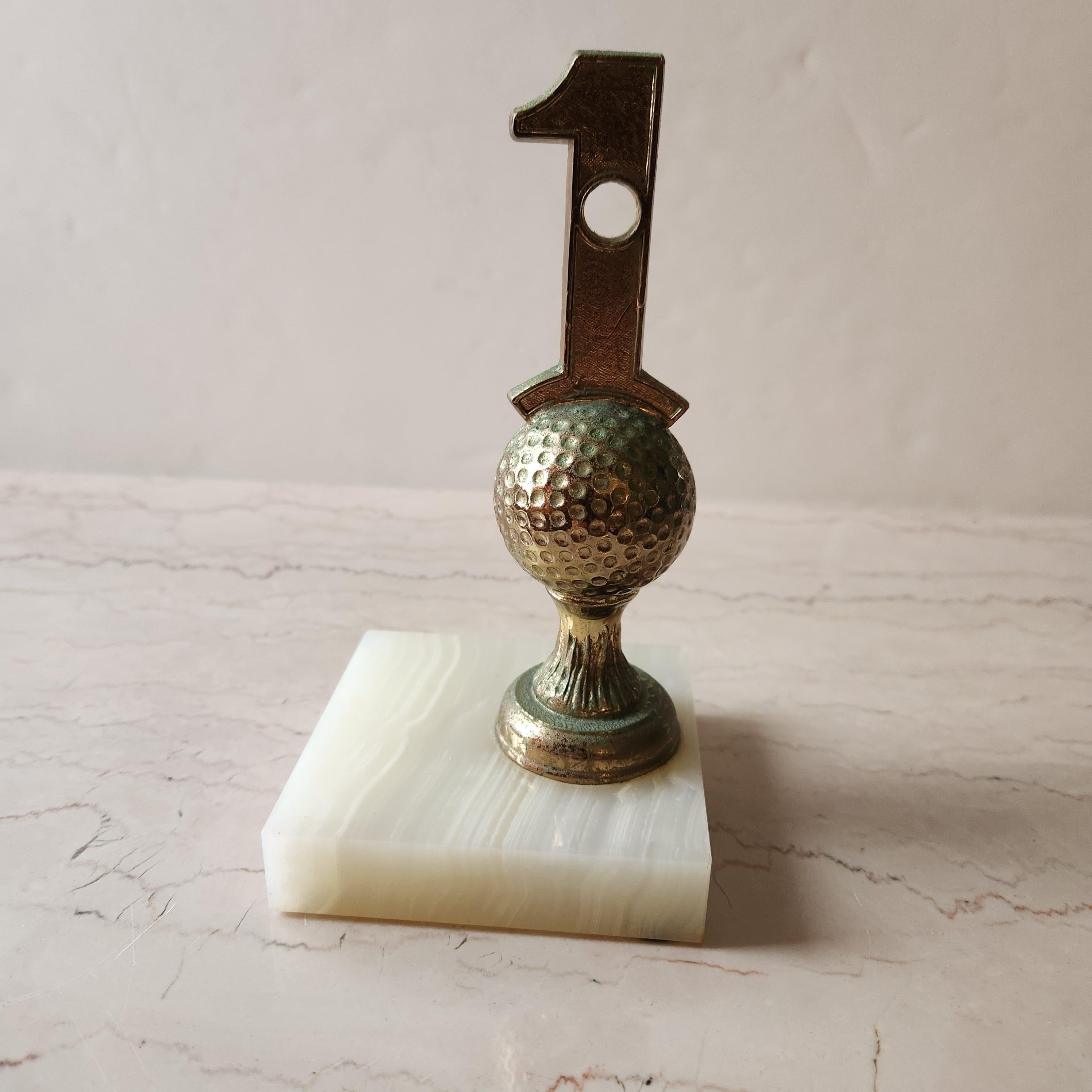1962 Fermalibro da golf Hole in One Trophy Base in pietra d'alabastro in vendita 2