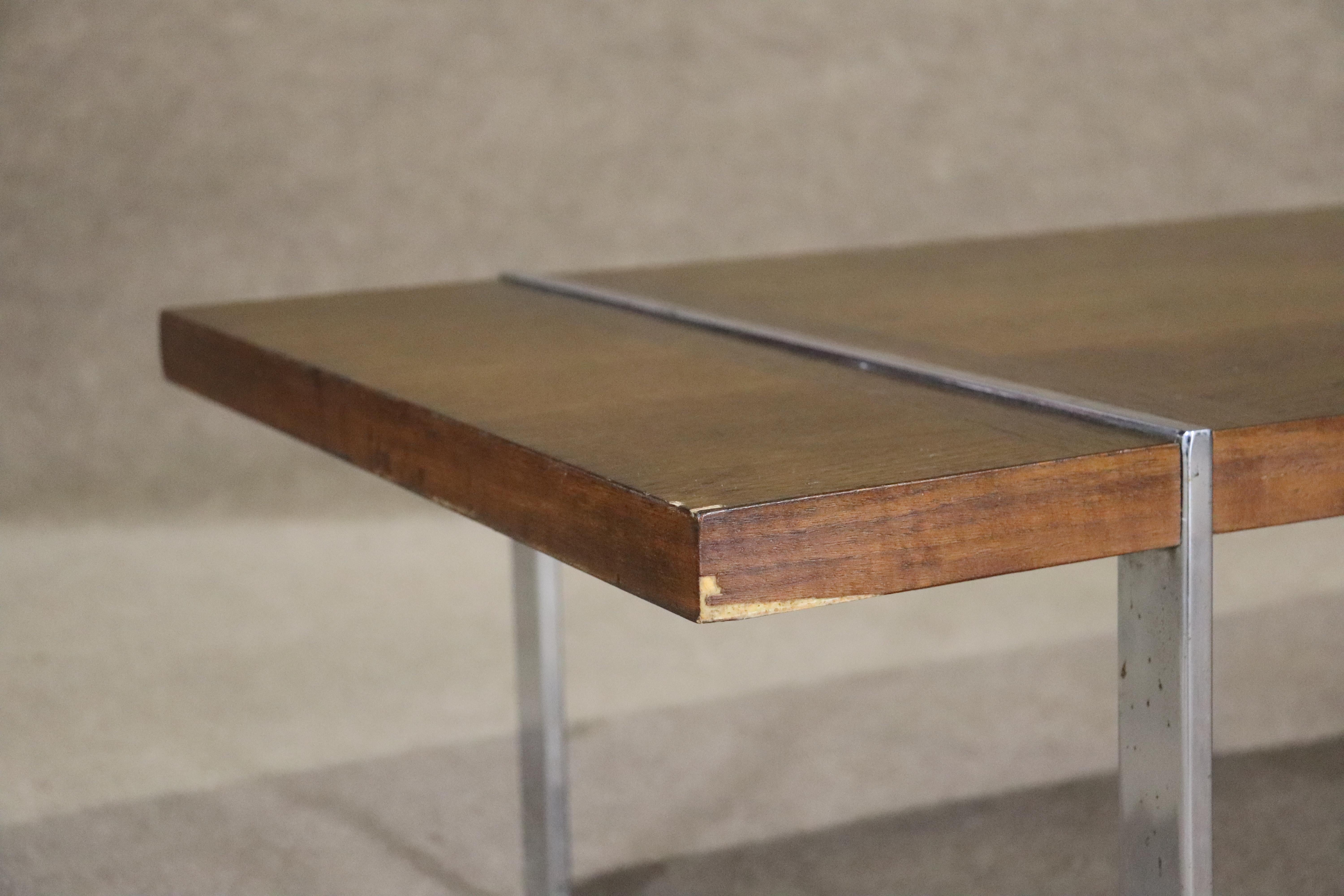 Cette table moderne du milieu du siècle, simple et élégante, de Lane s, présente un grain de noyer chaud avec des bandes de bois de rose contrastantes, et des pieds en chrome poli exposés dans le plateau de la table.
Veuillez confirmer le lieu NY ou