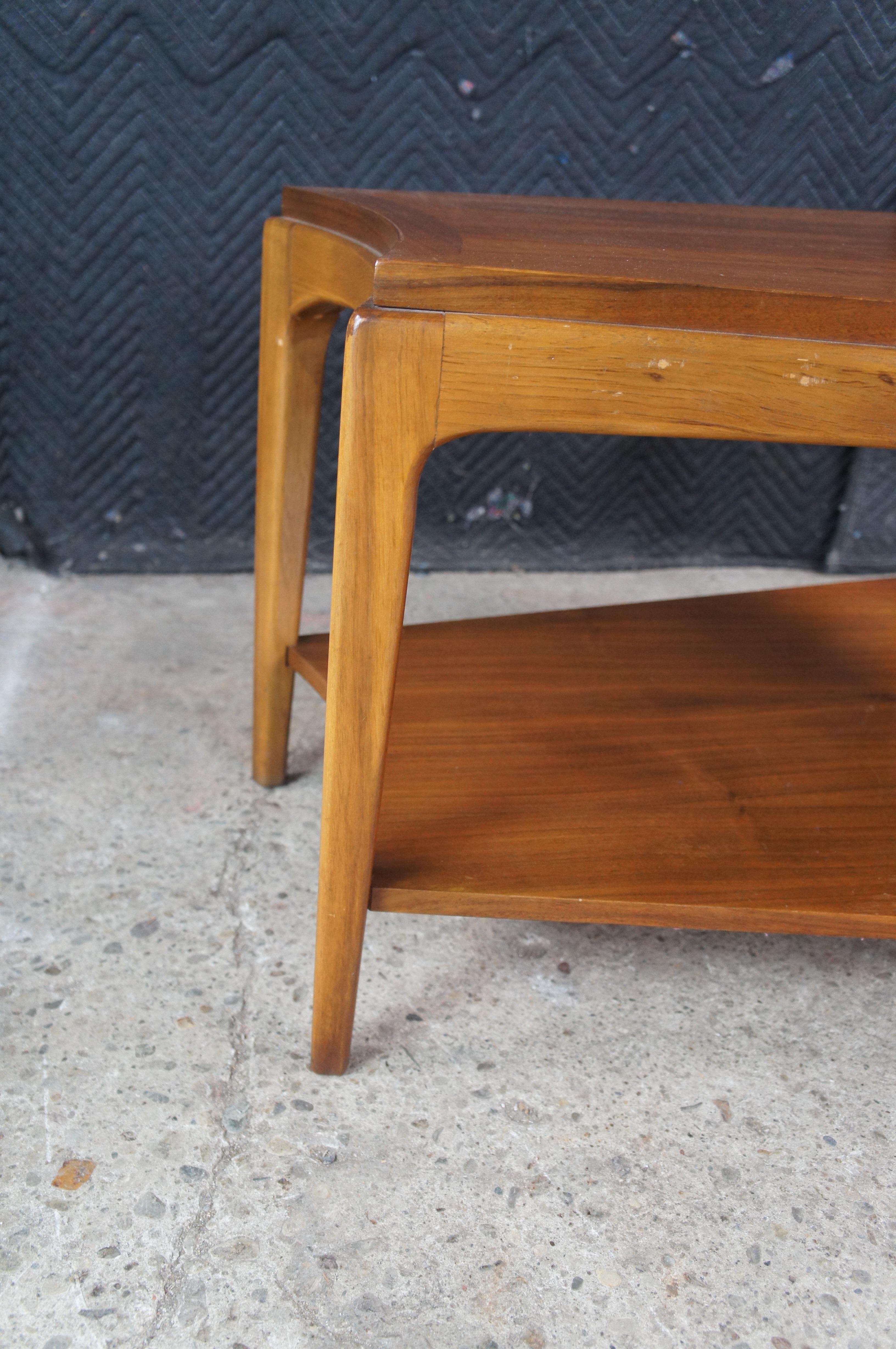 1962 Lane Mid Century Modern Walnut 'Rhythm' Wedge Two Tier Side End Table MCM en vente 3