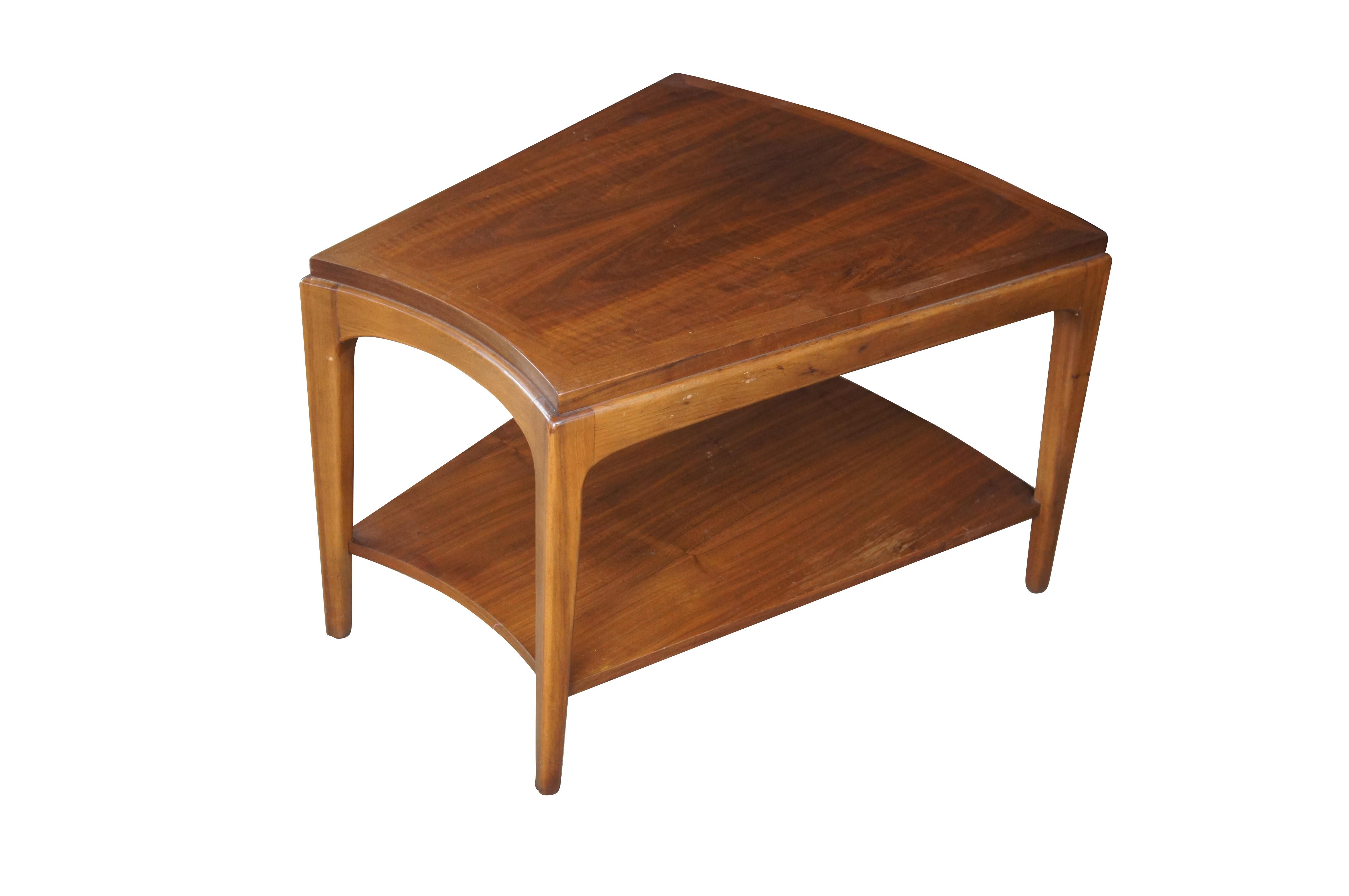 Table de coin Lane 'Rhythm', vers 1962.  Elle se compose d'un cadre en noyer et d'un design minimaliste à deux niveaux.  Fabriqué le 21 mars 1962.  

Dimensions :
28