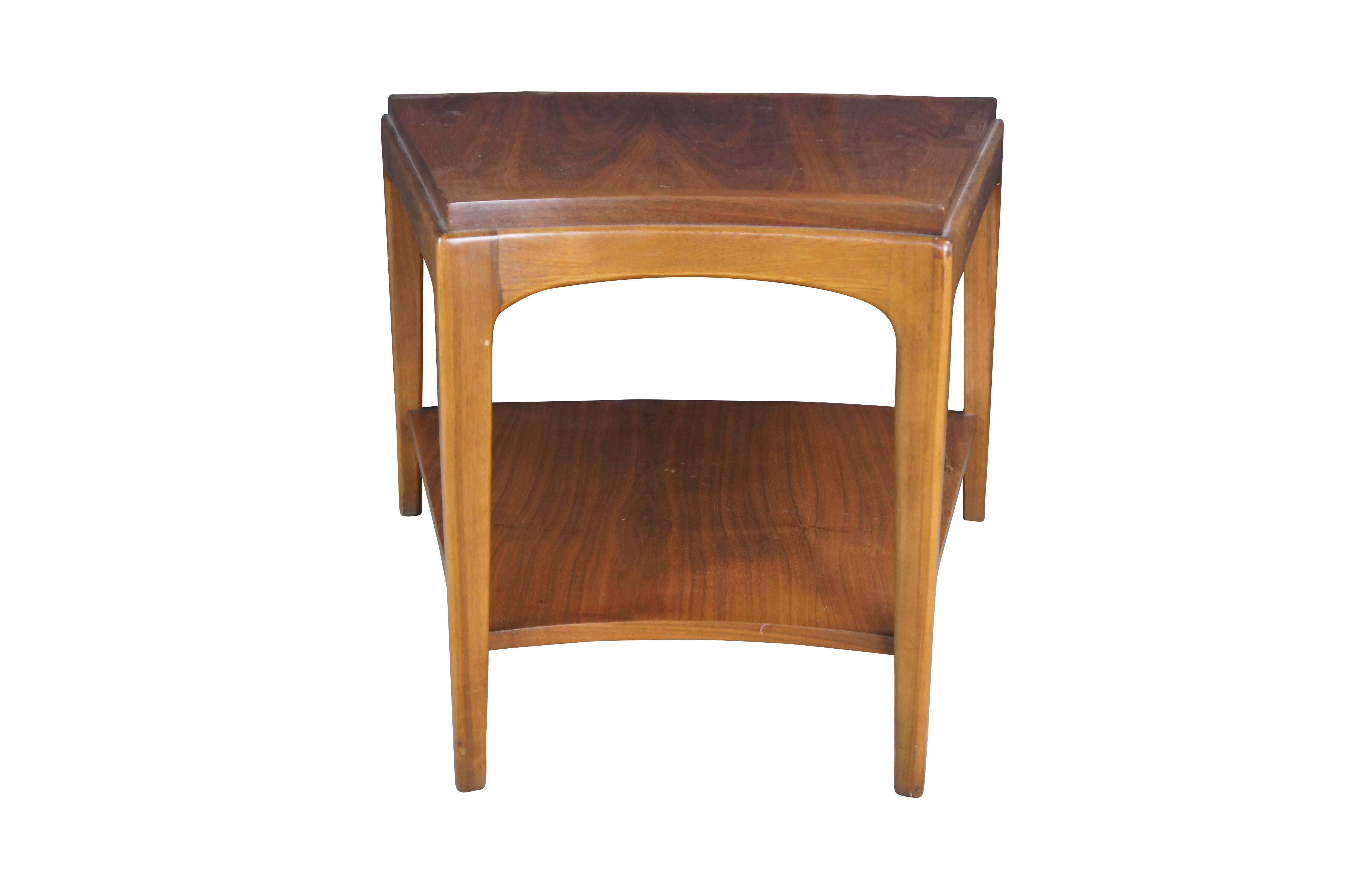 Mid-Century Modern 1962 Lane Mid Century Modern Walnut 'Rhythm' Wedge Two Tier Side End Table MCM en vente