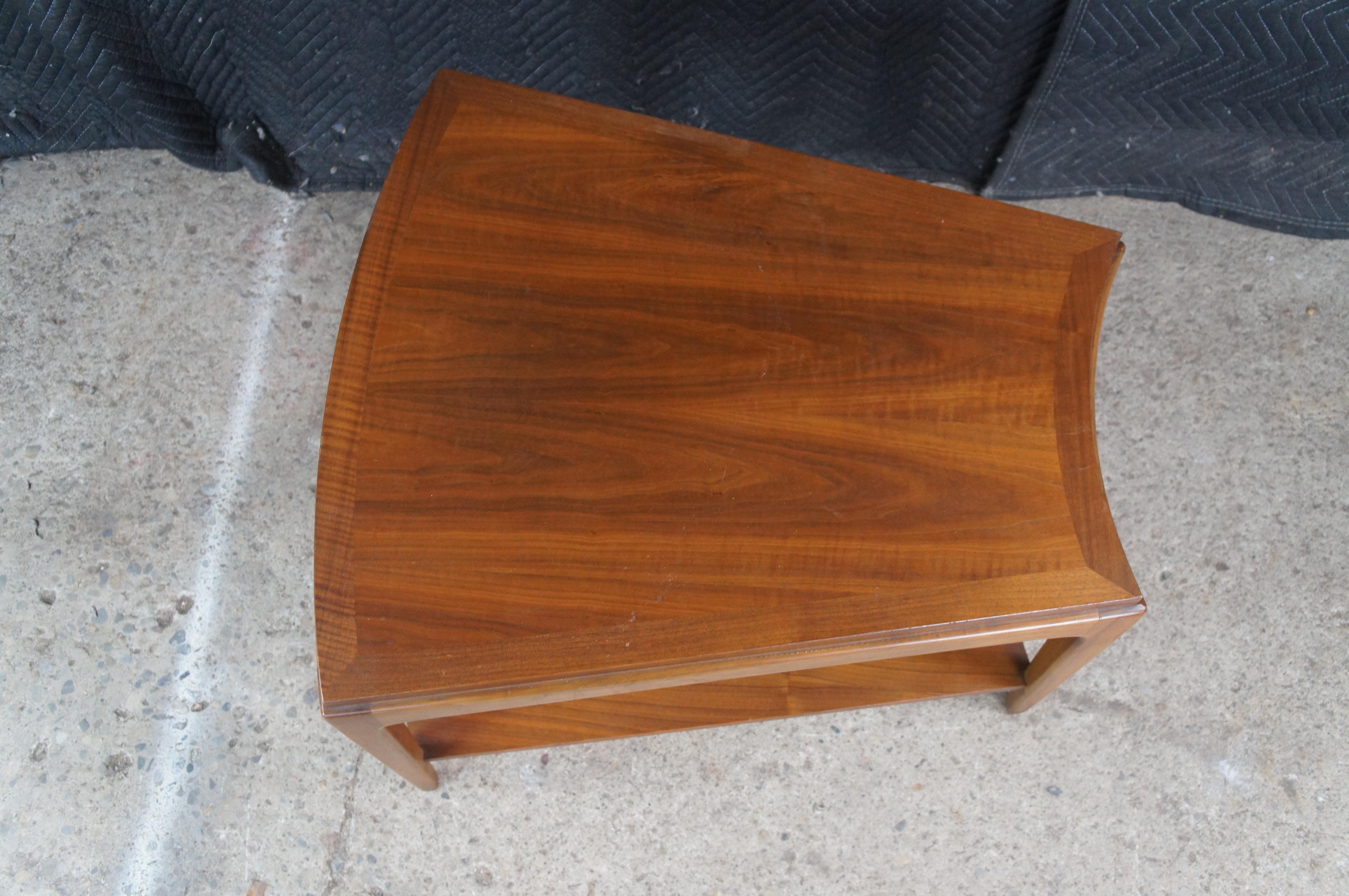 Américain 1962 Lane Mid Century Modern Walnut 'Rhythm' Wedge Two Tier Side End Table MCM en vente