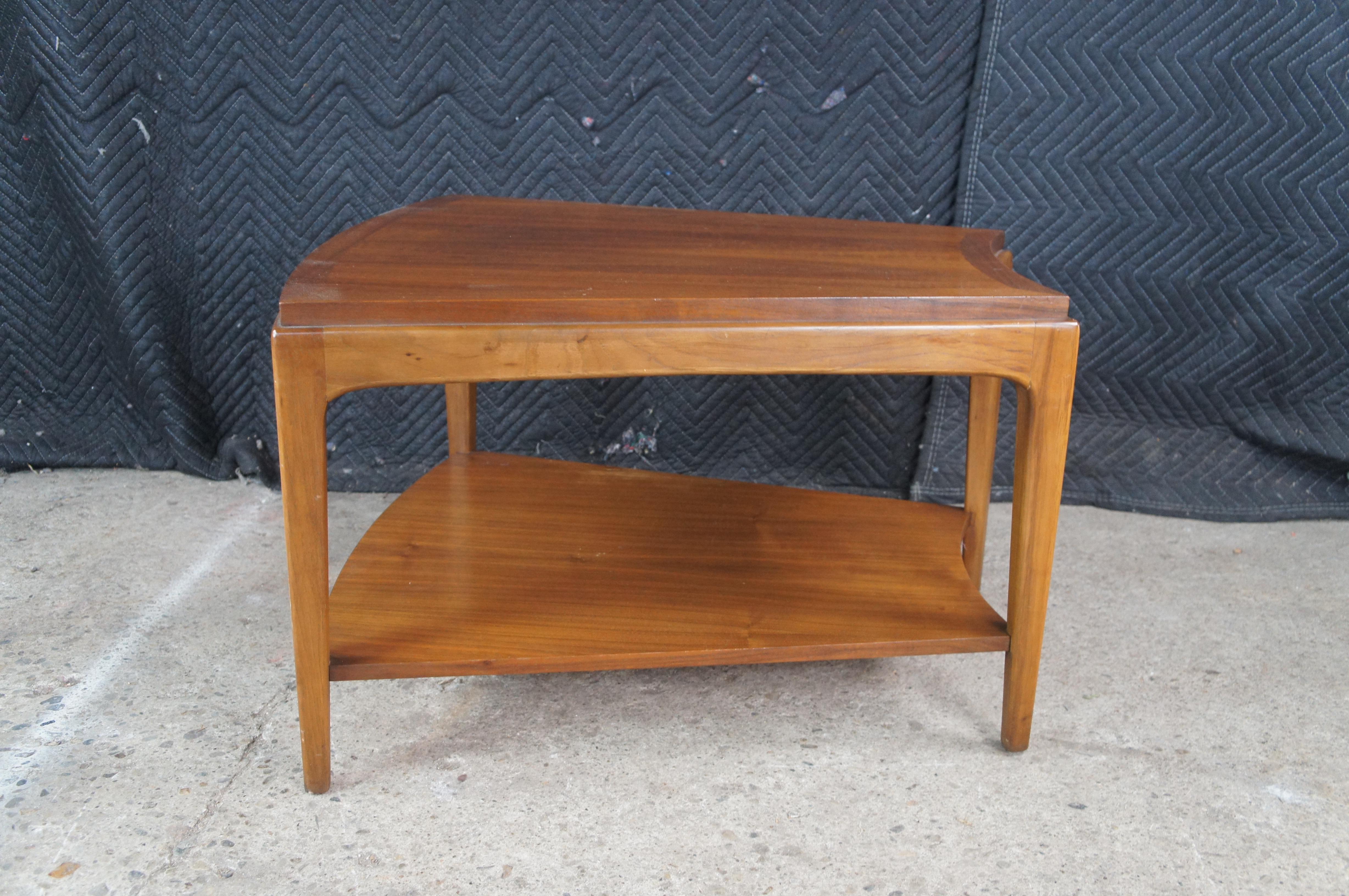 1962 Lane Mid Century Modern Walnut 'Rhythm' Wedge Two Tier Side End Table MCM Bon état - En vente à Dayton, OH