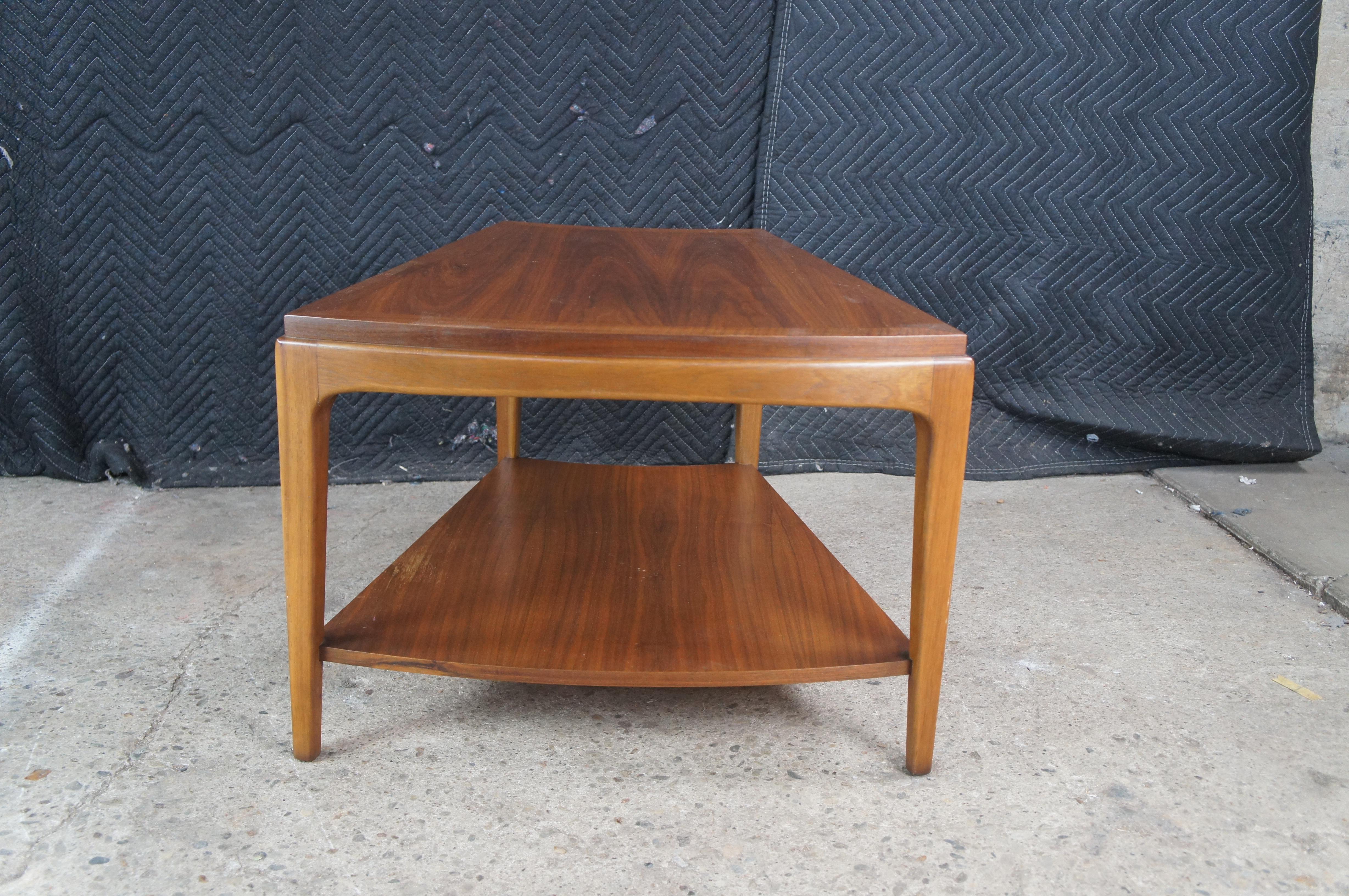 20ième siècle 1962 Lane Mid Century Modern Walnut 'Rhythm' Wedge Two Tier Side End Table MCM en vente