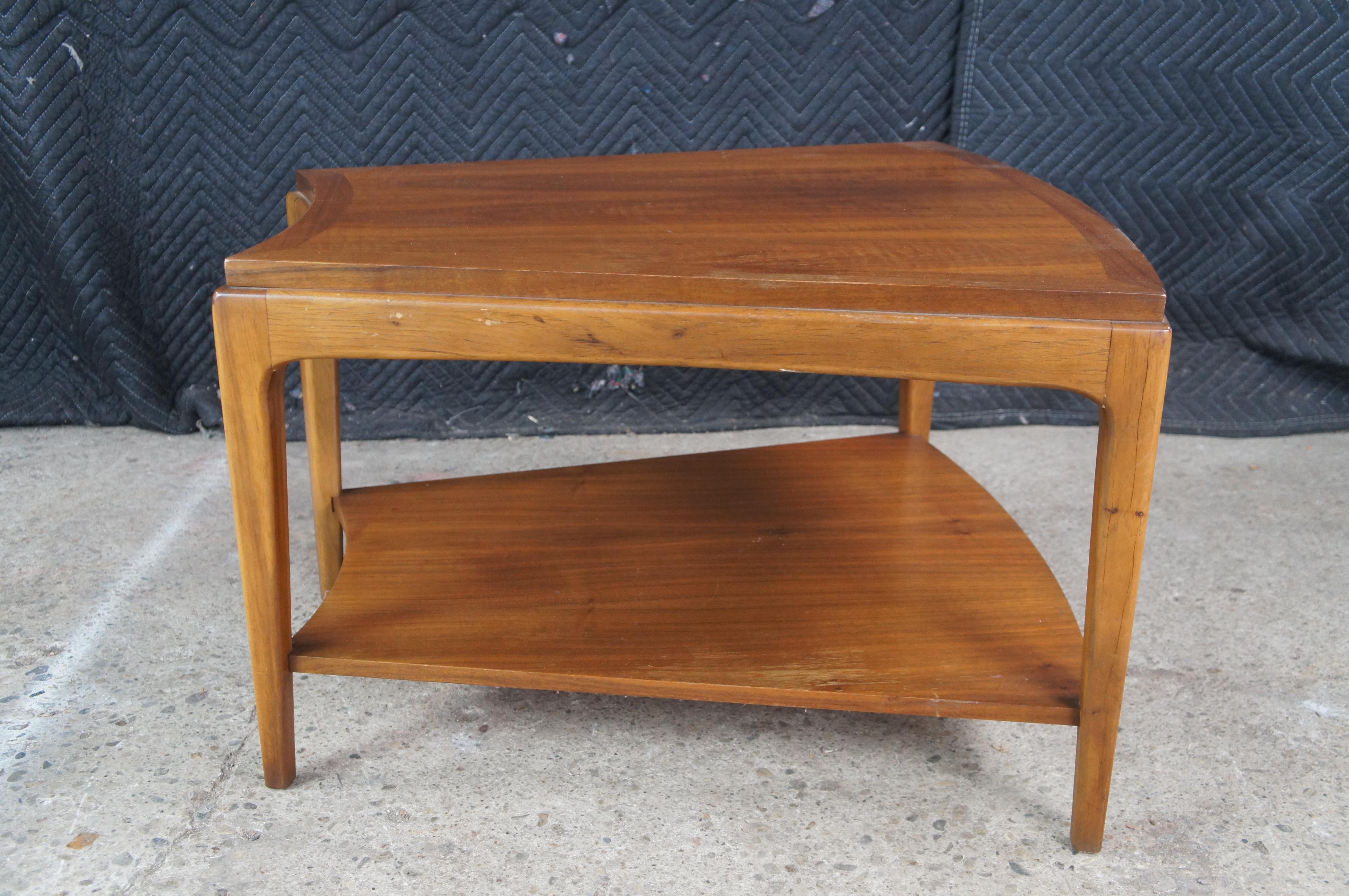 Noyer 1962 Lane Mid Century Modern Walnut 'Rhythm' Wedge Two Tier Side End Table MCM en vente