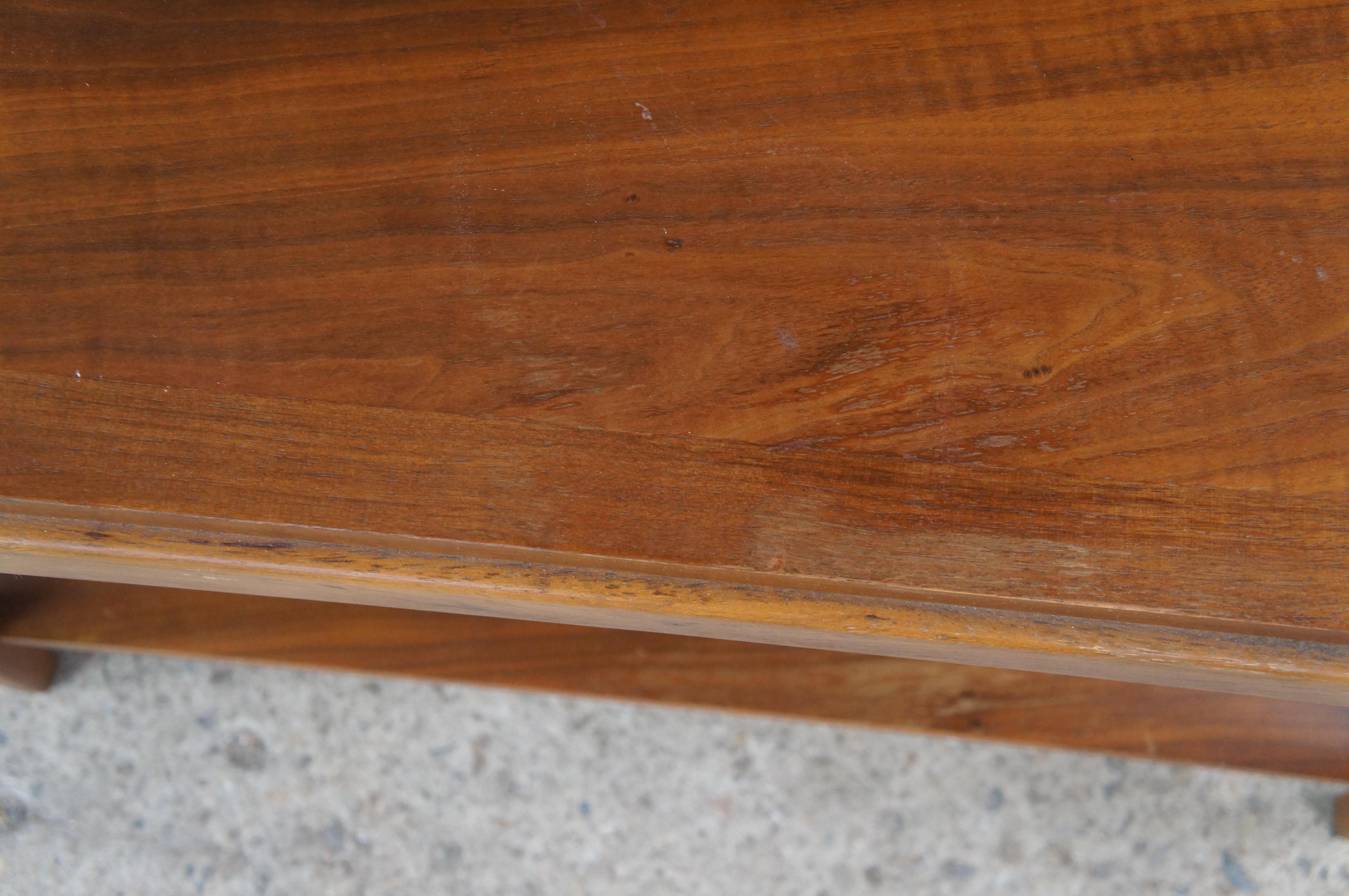 1962 Lane Mid Century Modern Walnut 'Rhythm' Wedge Two Tier Side End Table MCM en vente 1