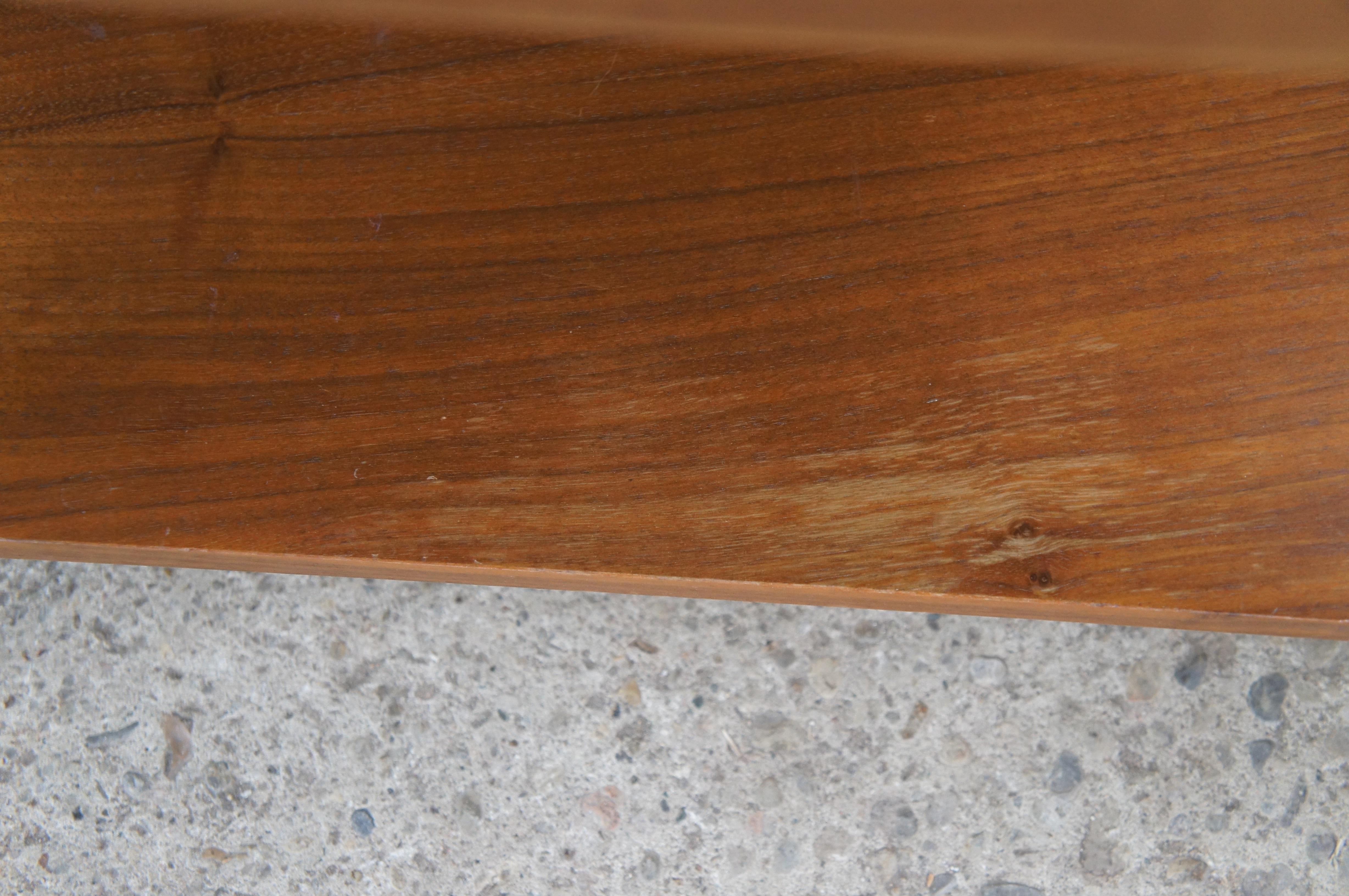 1962 Lane Mid Century Modern Walnut 'Rhythm' Wedge Two Tier Side End Table MCM en vente 2