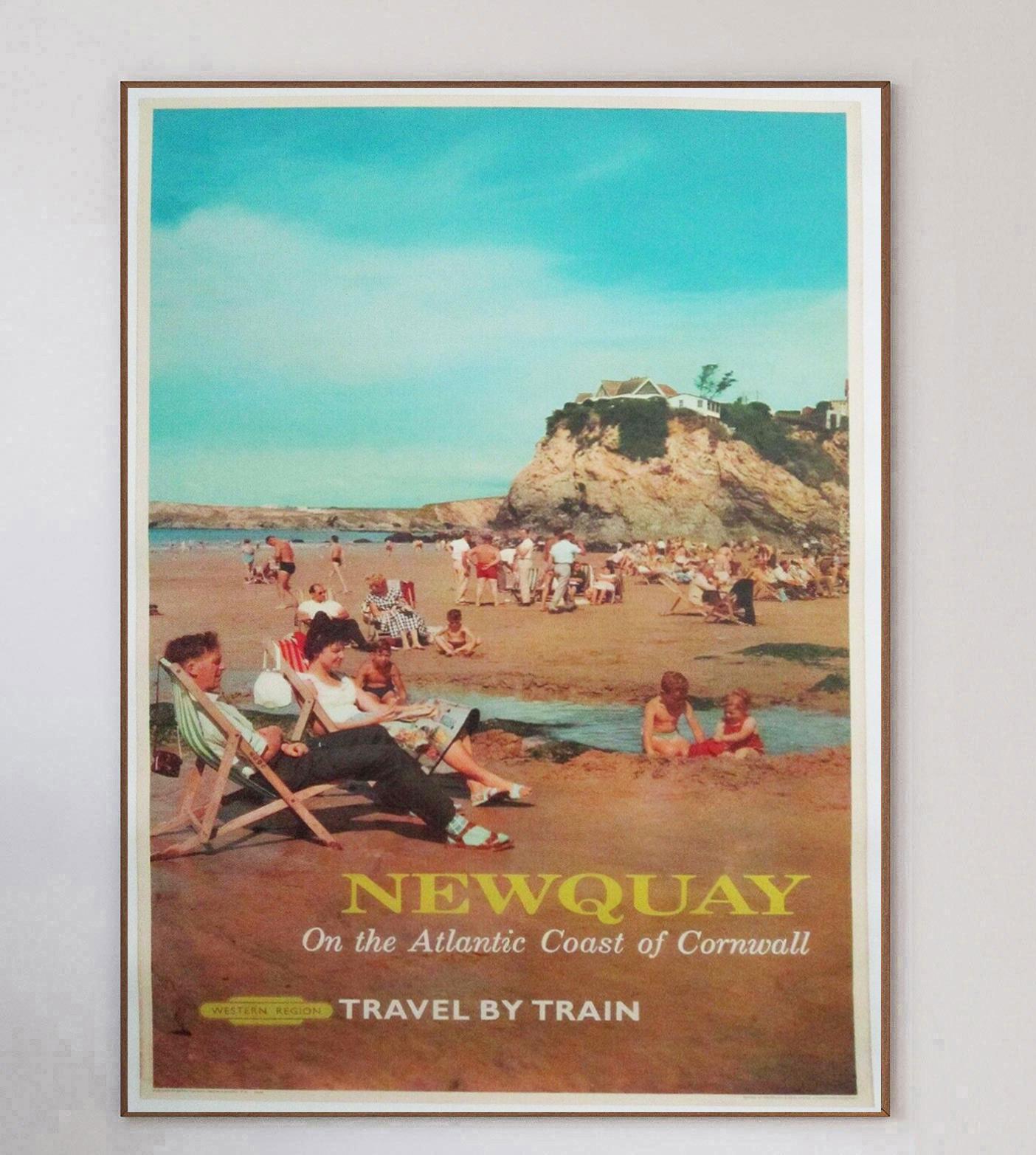 Magnifique affiche rare de 1962, produite par British Railway pour promouvoir les lignes de la région Ouest vers Newquay en Cornouailles, Angleterre. Avec une magnifique image de familles profitant des belles plages de la région, l'article indique