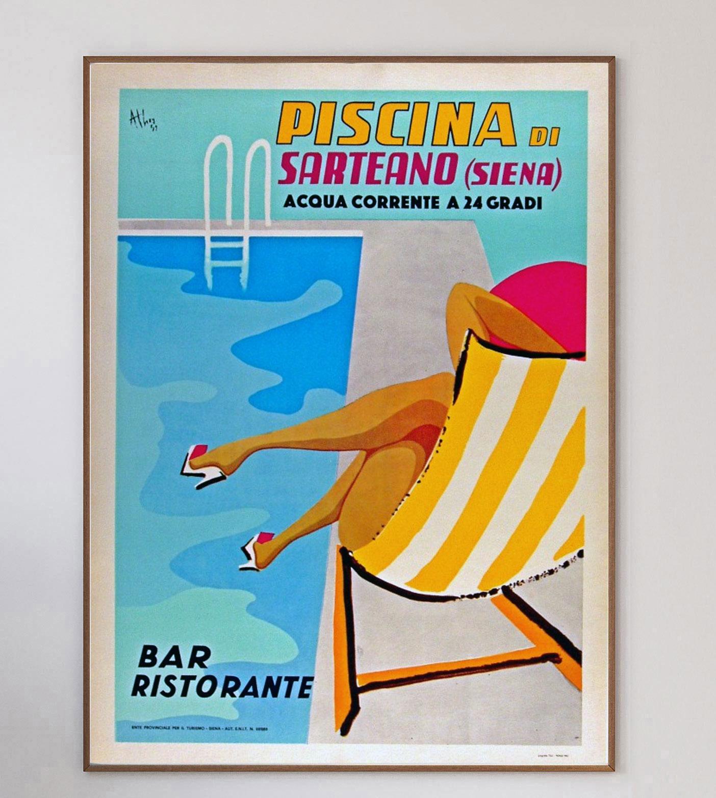 Ein beeindruckendes Plakat, das 1962 von Athoy entworfen wurde, um für ein öffentliches Schwimmbad in Sarteano, Siena in Italien zu werben. Die prächtigen Kunstwerke aus der Mitte des Jahrhunderts versetzen Sie in die sonnenverwöhnte Ära der frühen