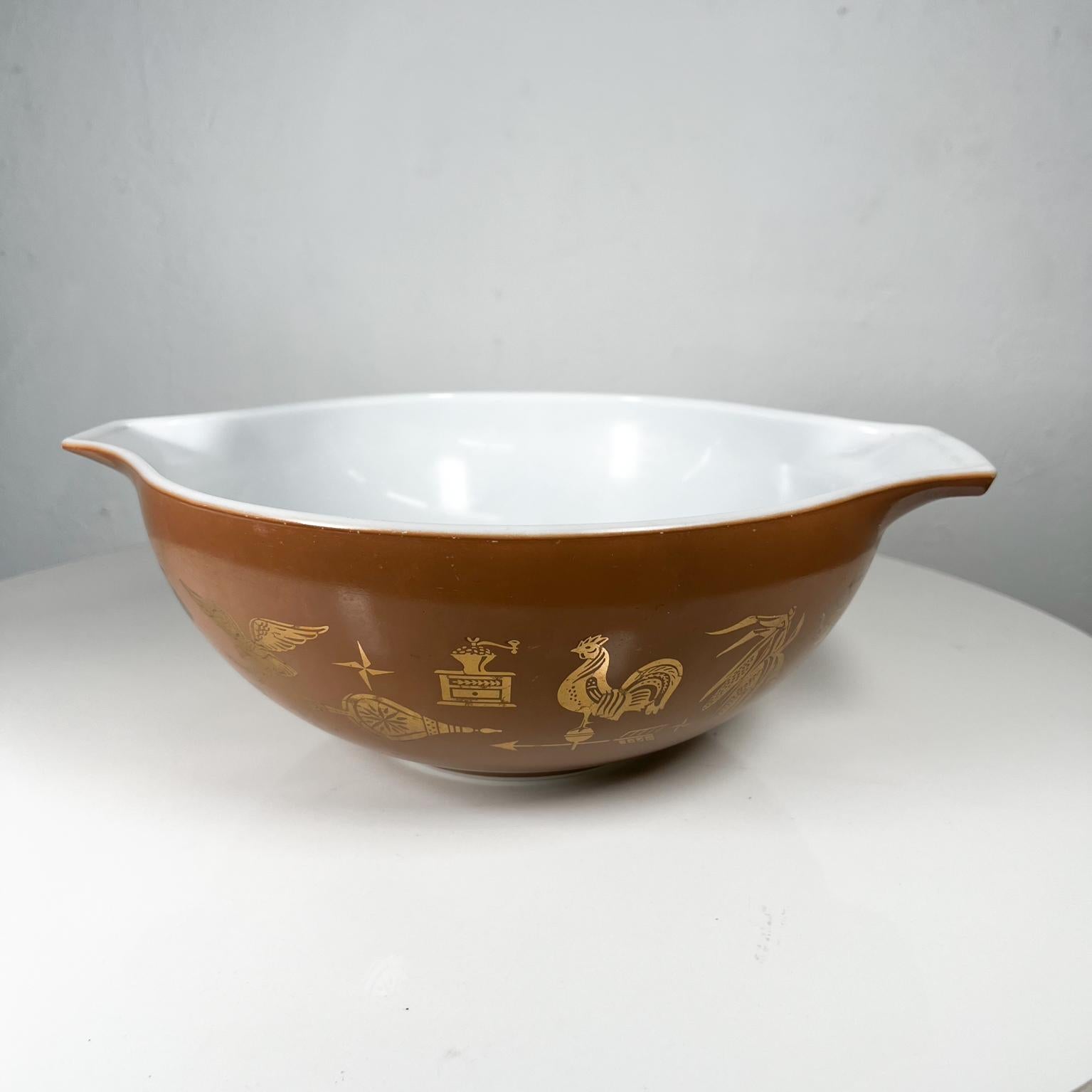 Mid-Century Modern 1962 Pyrex Early American Heritage Mixing Bowl Cinderella Brown For Sale