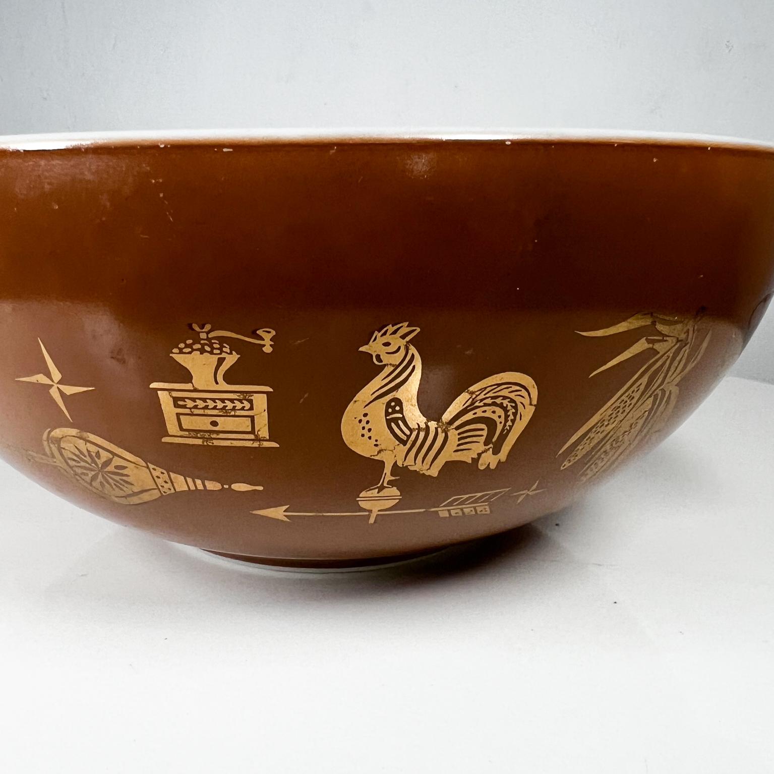 1962 Pyrex Early American Heritage Mixing Bowl Cinderella Brown In Good Condition For Sale In Chula Vista, CA
