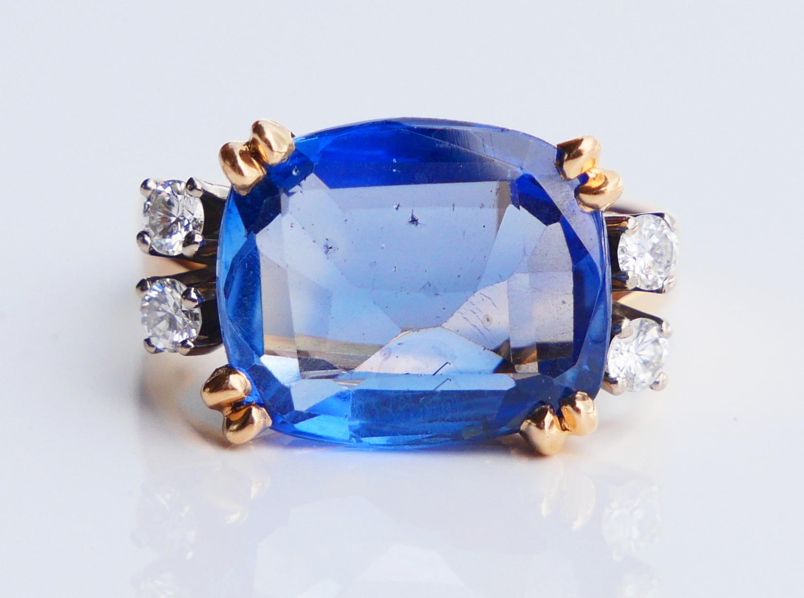 Ring aus massivem 18-karätigem Gelbgold mit Platinclustern, verziert mit natürlichem, unbehandeltem, hellem kornblumenblauem Saphir im Smaragdschliff von 13 mm x 11 mm x 4,3 mm Tiefe / ca. 8 ct, der besondere innere Einschlüsse und Halos aufweist.