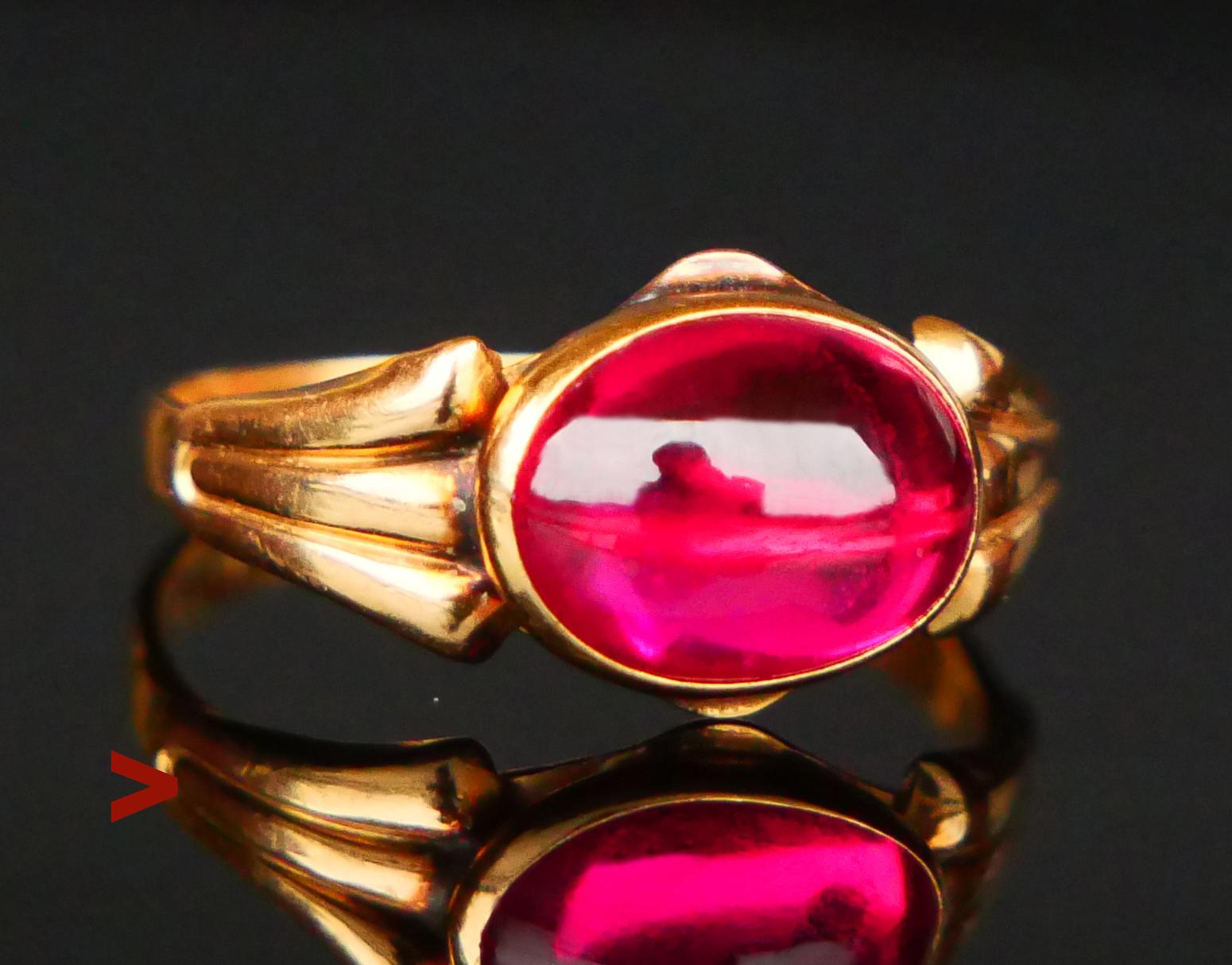 Magnifique  Bague rétro pour tous les jours avec des épaules sculptées décorées d'un rubis rouge rosé de taille ovale poli en laboratoire 9,25 mm x 7 mm / circa 2,5 ct .

Poinçons suédois, 18K et du fabricant, Stockholm. Marques de l'année sur cette