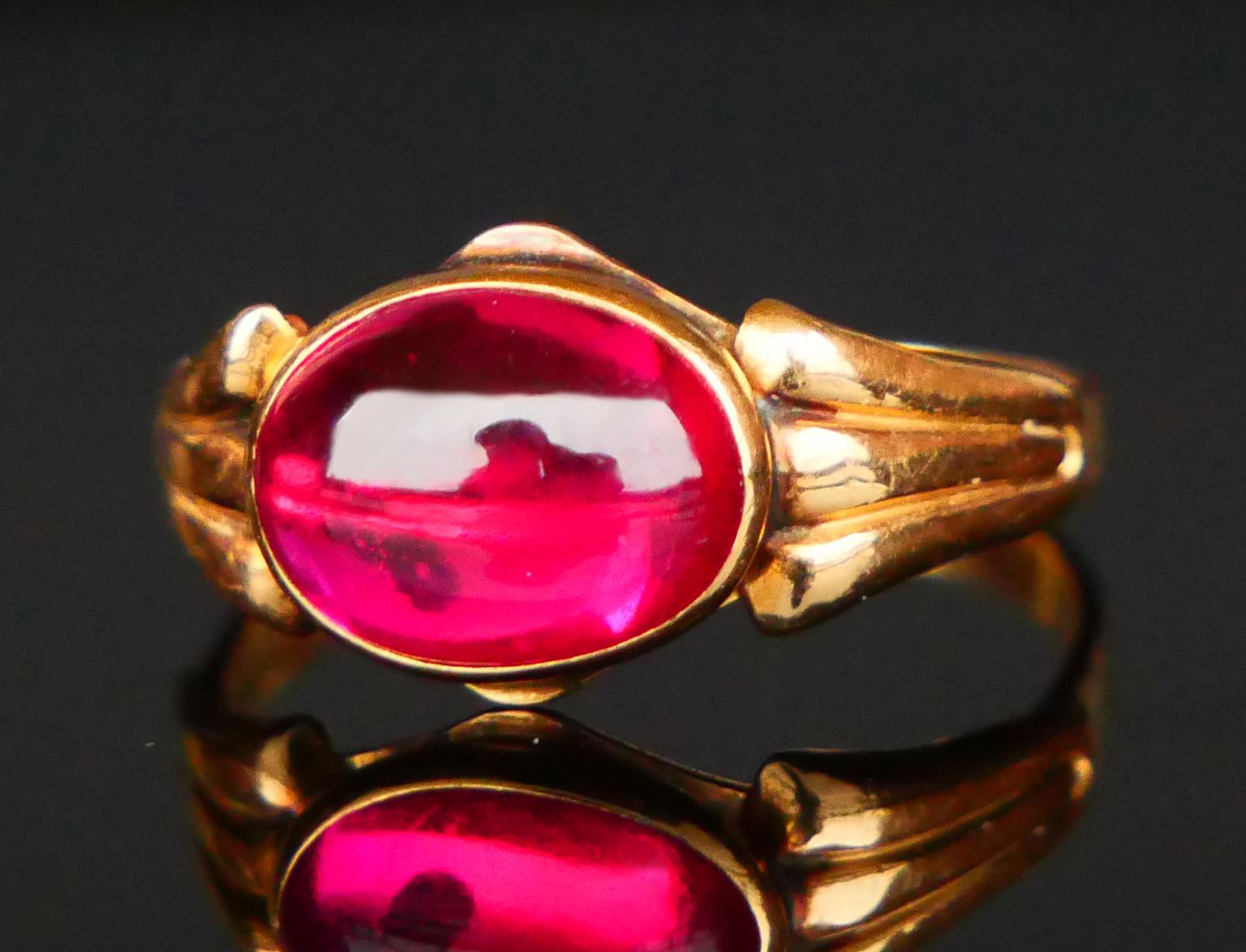 Taille cabochon 1962 Bague Rubis massif Or jaune 18K Ø 5US / 1.9gr en vente