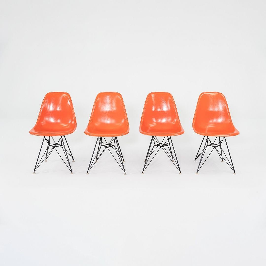 Si tratta delle Eames DSR Chairs, progettate originariamente da Ray e Charles Eames nel 1951 per Herman Miller. Questi esemplari in particolare risalgono al 1962. Queste sedie sono caratterizzate da una scocca in fibra di vetro stampata di colore