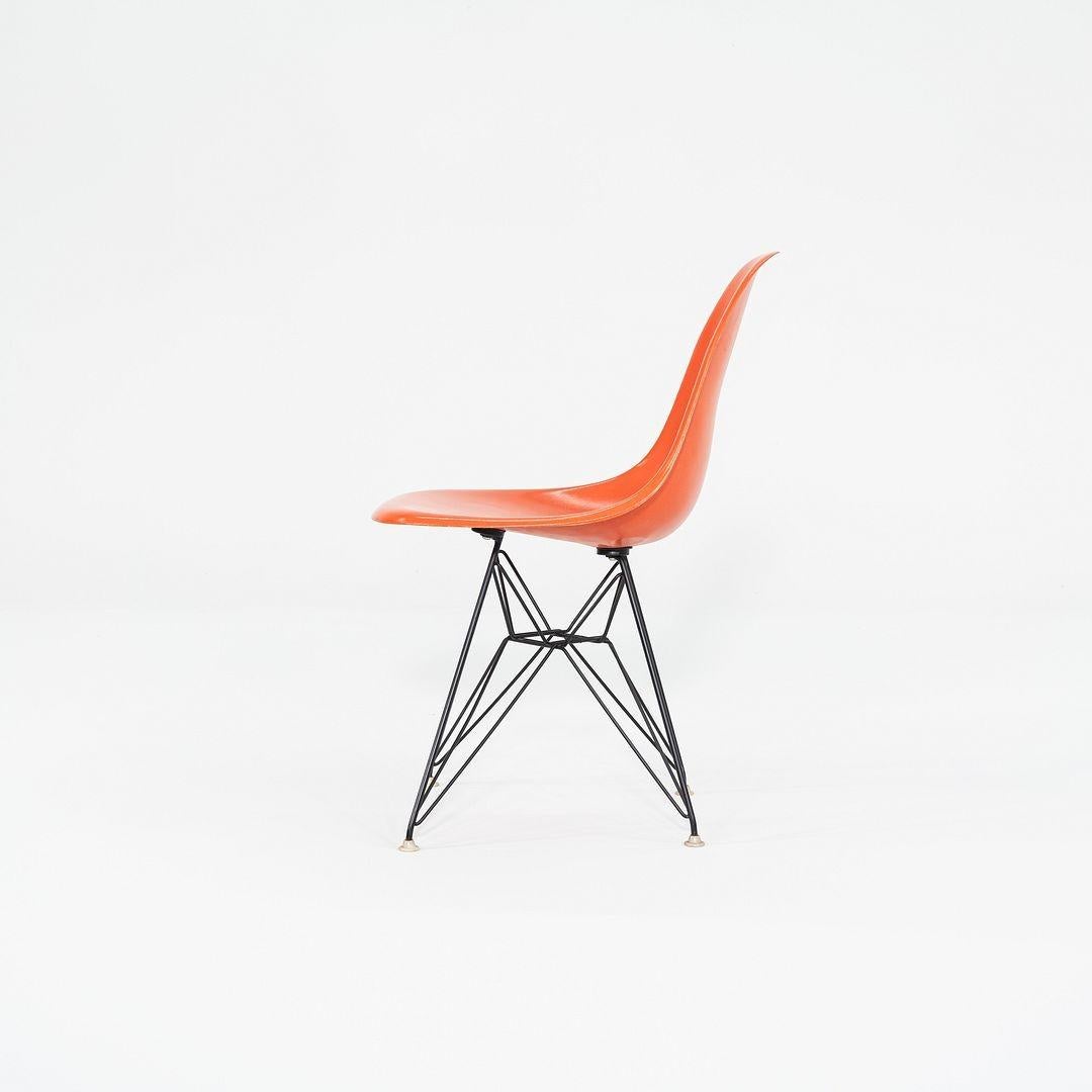 Moderno 1962 Set di quattro sedie da pranzo a conchiglia Herman Miller Eames DSR in fibra di vetro in vendita