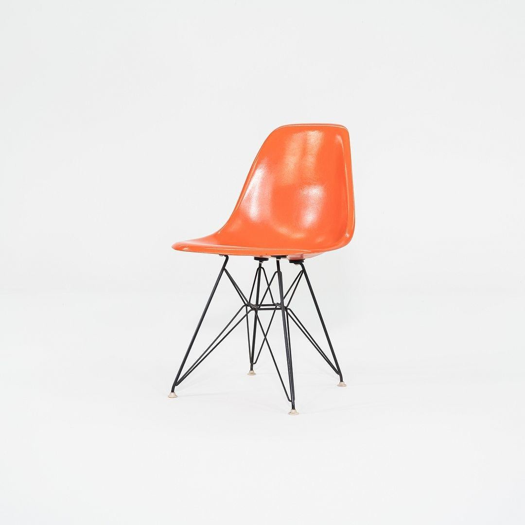 1962 Set di quattro sedie da pranzo a conchiglia Herman Miller Eames DSR in fibra di vetro In condizioni ottime in vendita a Philadelphia, PA