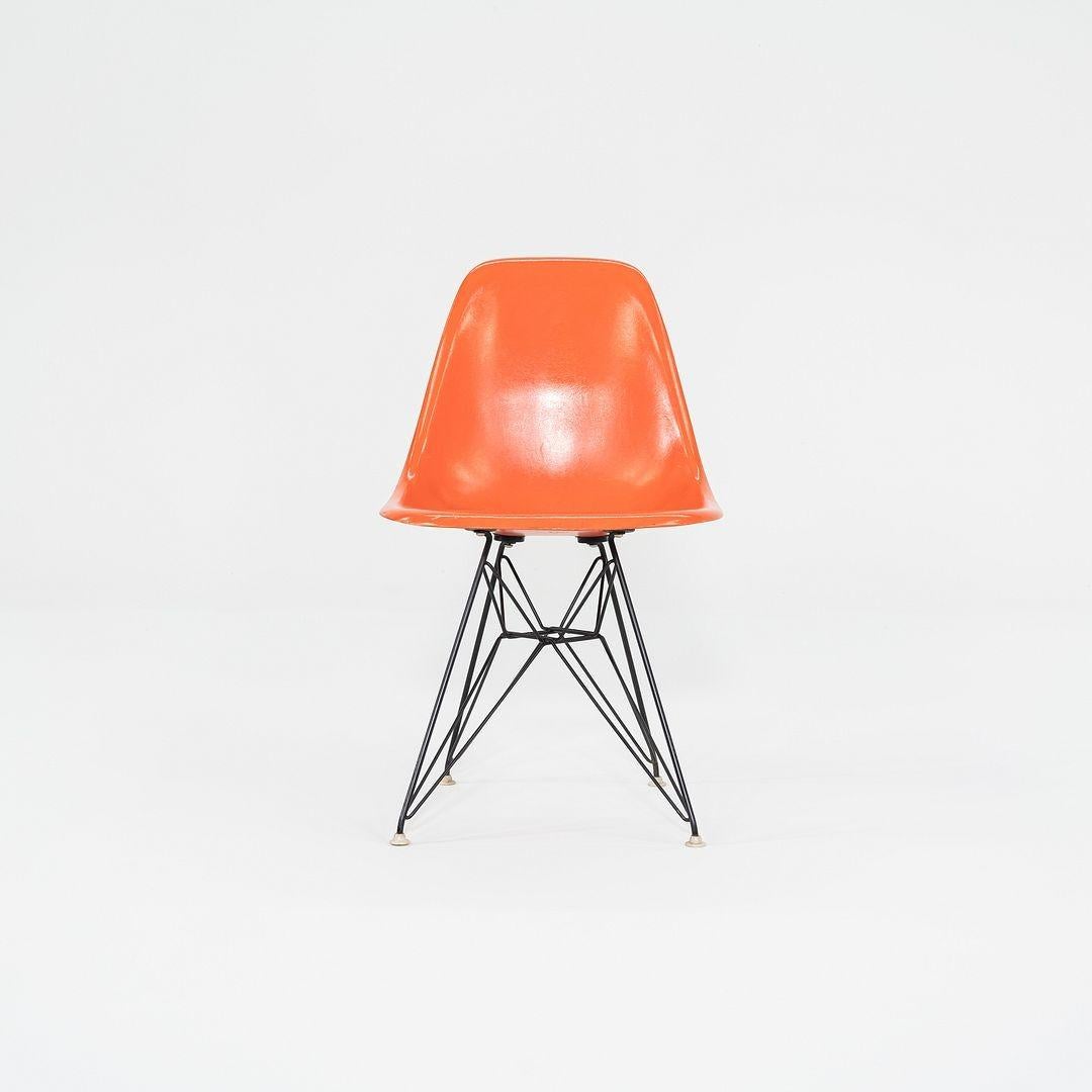 Metà XX secolo 1962 Set di quattro sedie da pranzo a conchiglia Herman Miller Eames DSR in fibra di vetro in vendita