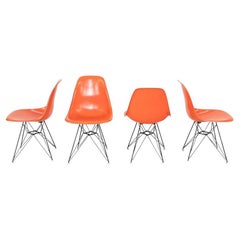 1962 Satz von vier Herman Miller Eames DSR Fiberglas-Esszimmerstühlen mit Muscheln als Beistellstuhl