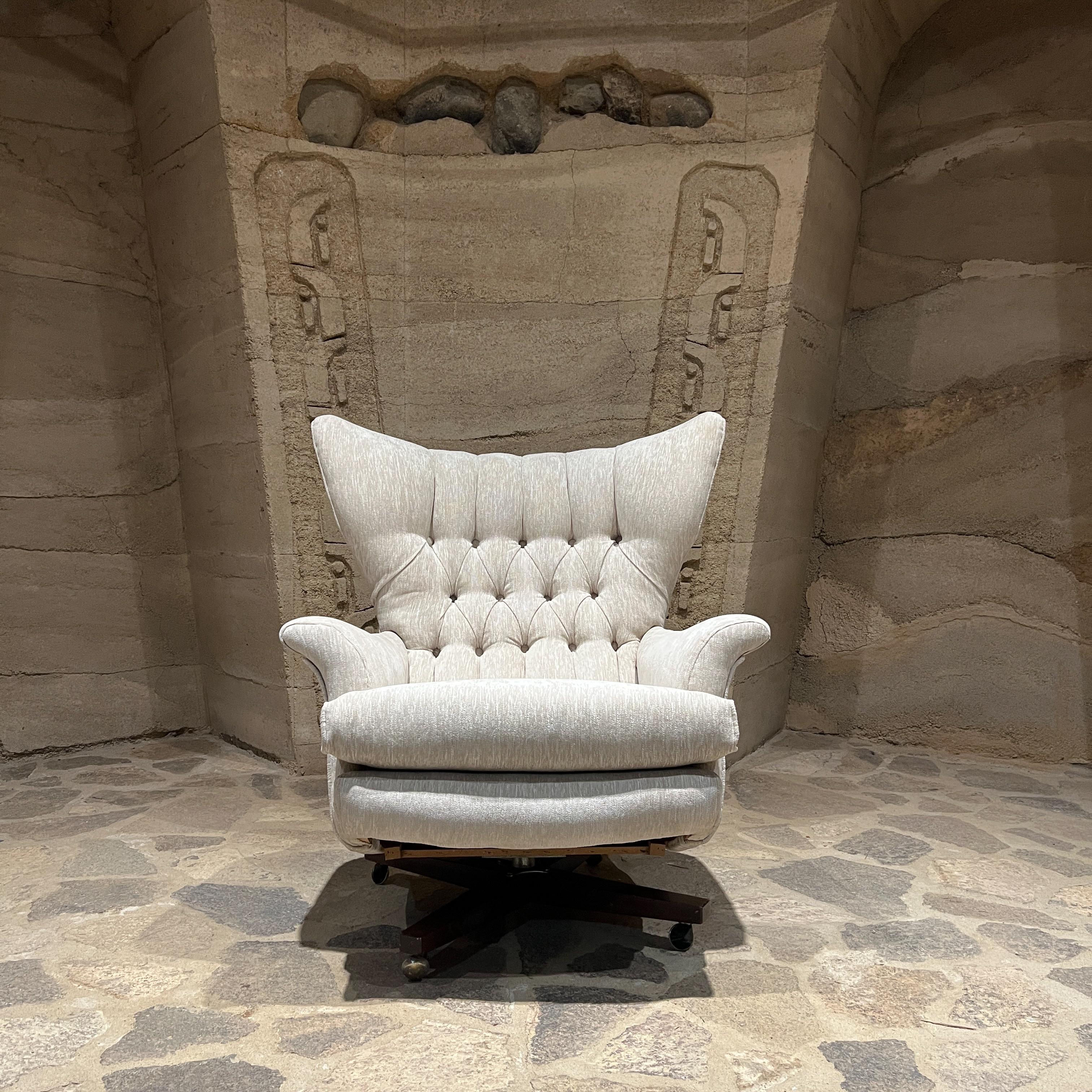 1960s Fabulous Swivel Wing Lounge Armchair G Plan 6250... to die for !
du fauteuil de Blofeld, le super-vilain de James Bond, dans le film de Bond, On ne vit que deux fois (1967),
socle en palissandre massif avec roulettes d'origine.
Un confort