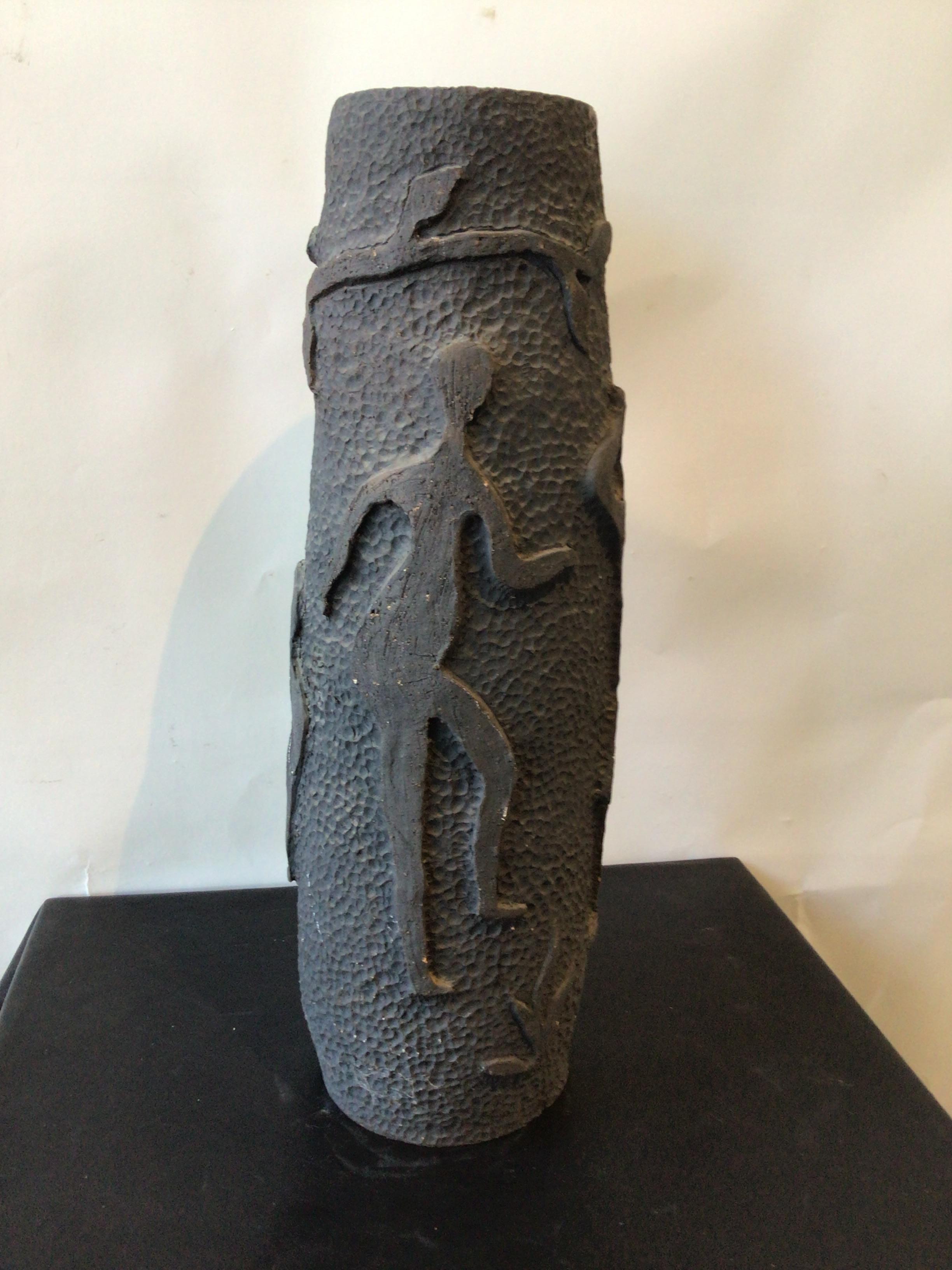 1962 Texturierte Gipsvase von Menschen und Tieren aus Gips im Zustand „Gut“ im Angebot in Tarrytown, NY