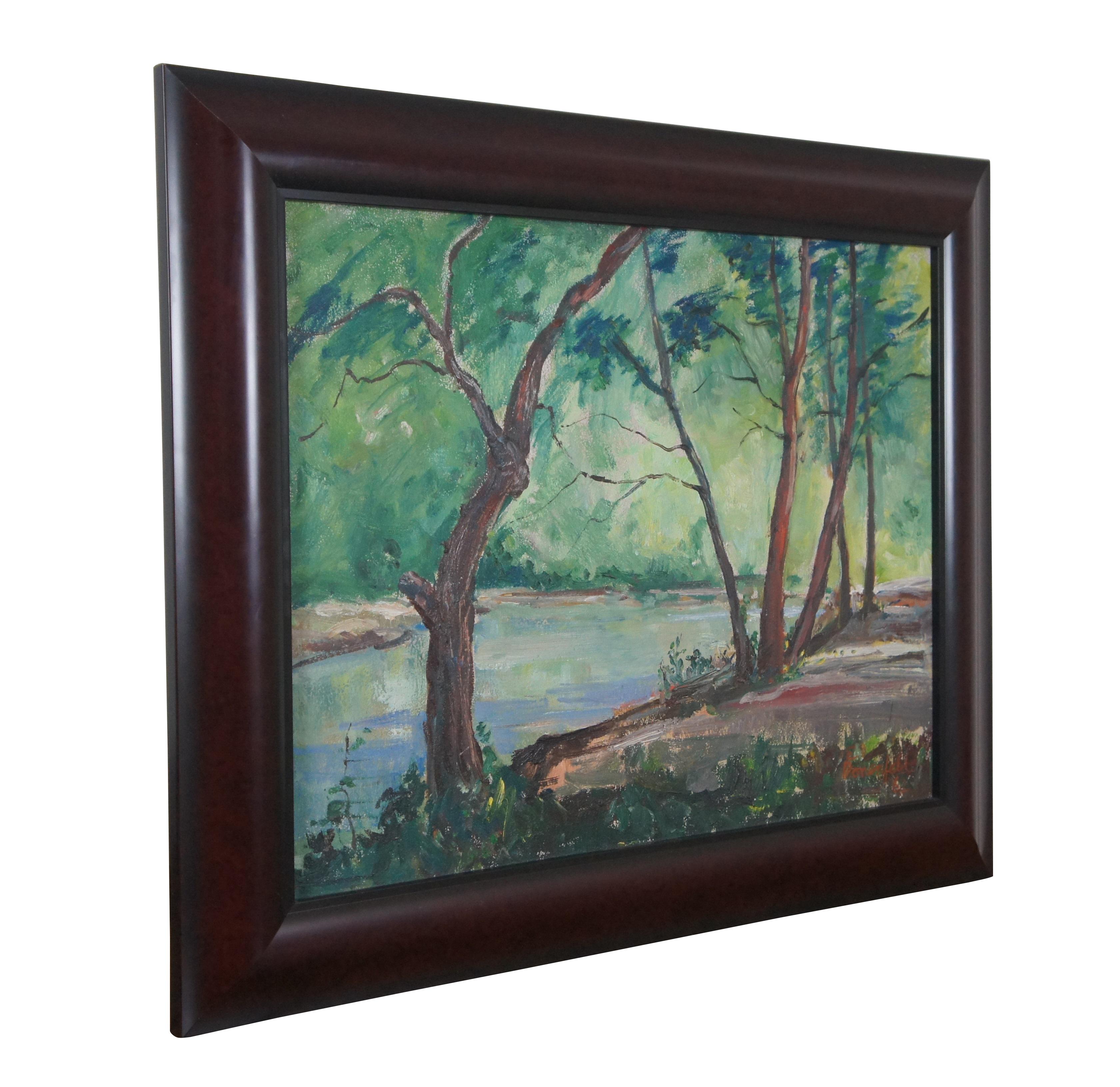 Ein schönes impressionistisches Landschaftsgemälde von Elaine Donenfeld aus dem Jahr 1962.  Das Ölgemälde ist auf Karton gemalt und zeigt eine Waldlandschaft am Fluss.  Signiert unten rechts.  Gerahmt in Holz mit rotem Mahagoni-Finish.

Elaine
