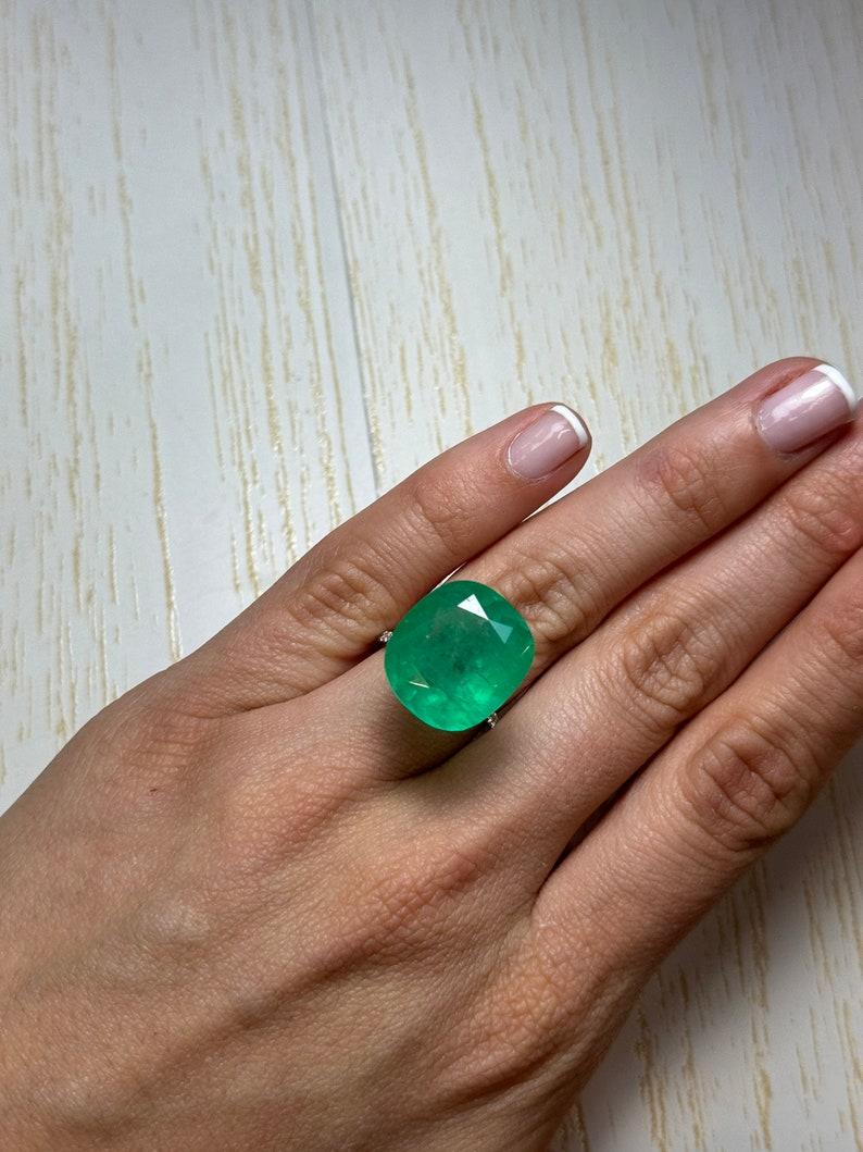 Esmeralda verde colombiana en trozos de 19,63 quilates - 18,6x17 Piedra de nacimiento de mayo talla cojín en venta 3