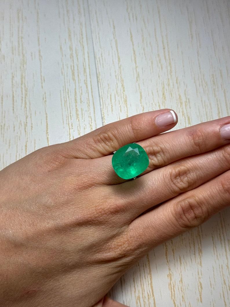 Esmeralda verde colombiana en trozos de 19,63 quilates - 18,6x17 Piedra de nacimiento de mayo talla cojín en venta 2