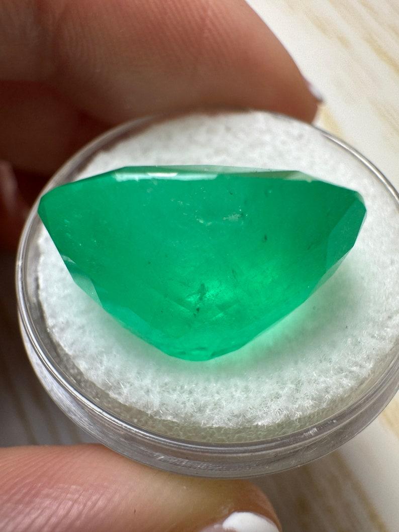 De las mujeres Esmeralda verde colombiana en trozos de 19,63 quilates - 18,6x17 Piedra de nacimiento de mayo talla cojín en venta